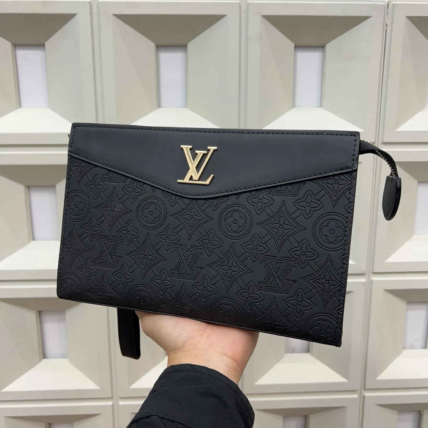P100 Louisvuitton 路易威登 LV 刺绣牛皮压花手拿包 男士信封包夹包 实物拍摄 原厂原版面料 配送防尘袋 礼盒 28 x 18 cm。