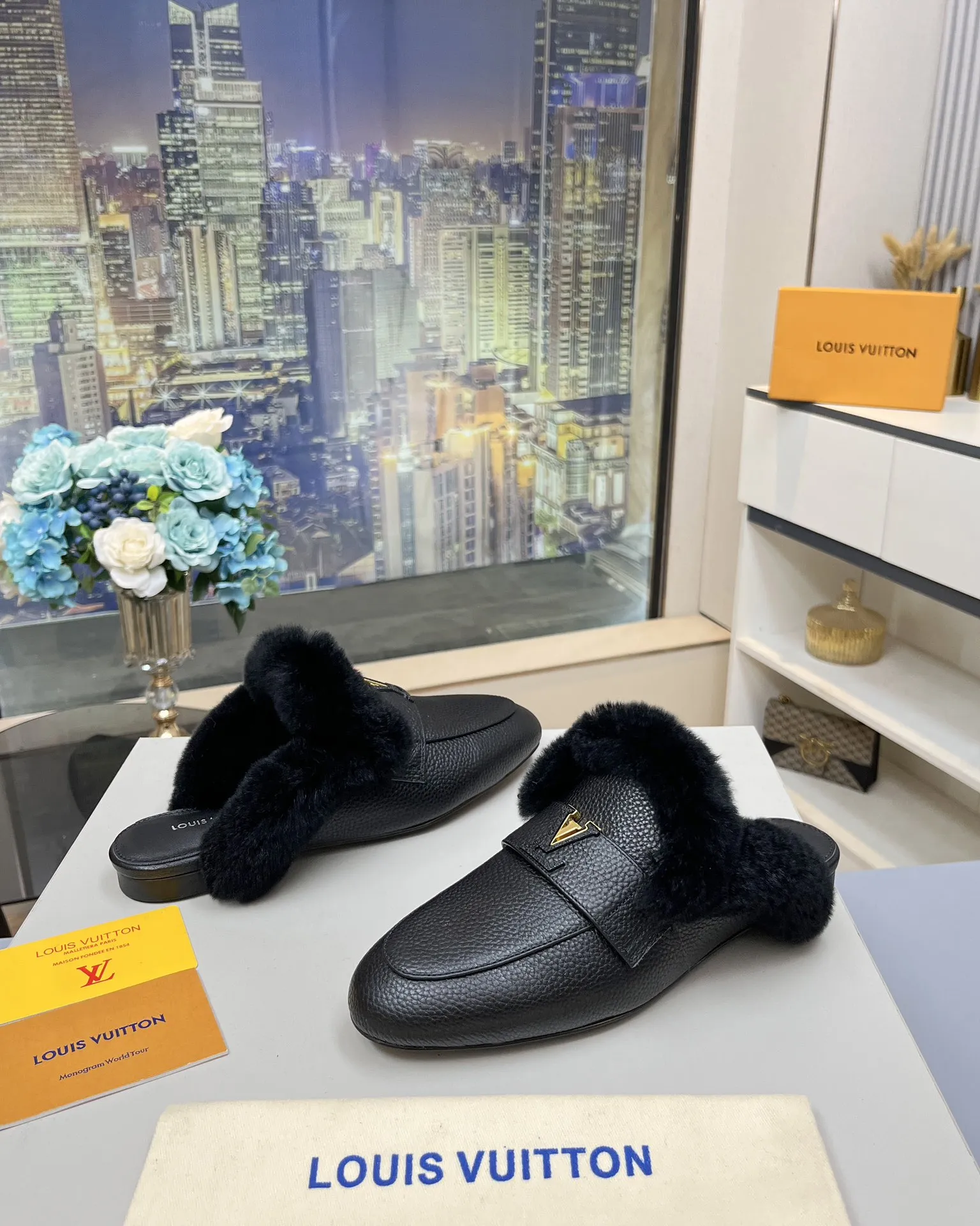 LV | 路易威登 🧡💚2024秋冬新款 顶级版本⚠️ 专柜主打最新款 平底乐福鞋 硬货上新🆕 ❥代购级别!高级感十足!国内外博主刷爆的一款,复古又时髦 上脚美炸了!官网主推款★ ━━━━━ ЅᏇєєt ━━━━━ ▪️鞋面:牛皮 ▪️内里:羊皮 ▪️大底:原版双色大底 ▪️鞋码: 35-41(41 42定制不退换) ▪️跑量价:230