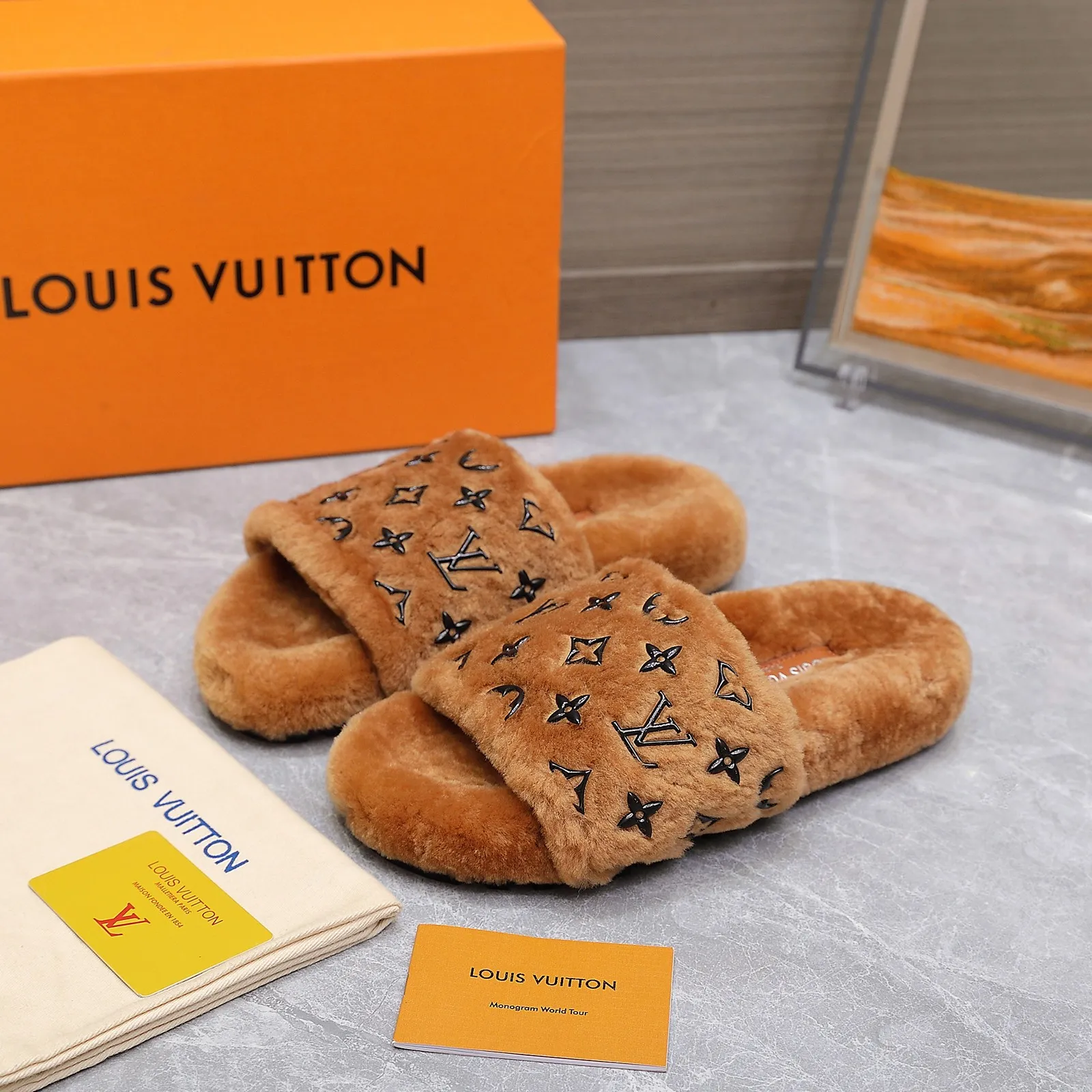 LV | 路易威登 25𝐬𝐬 🧡💚2025春夏新款 顶级版本⚠️ 专柜主打最新款 LV滴胶字母logo毛毛拖鞋 硬货上新 ❥BS代购级别!高级感十足!国内外博主刷爆的一款,复古又时髦 上脚美炸了!官网主推款★ ━━━━━ ЅᏇєєt ━━━━━ ▪️鞋面:原版特定羊毛 ▪️内里:进口山羊毛里 ▪️大底:原版开模防滑大底 ▪️跟高:平底 ▪️鞋码: 35-42(41 42 订做不退换) ▪️出厂价:220💰