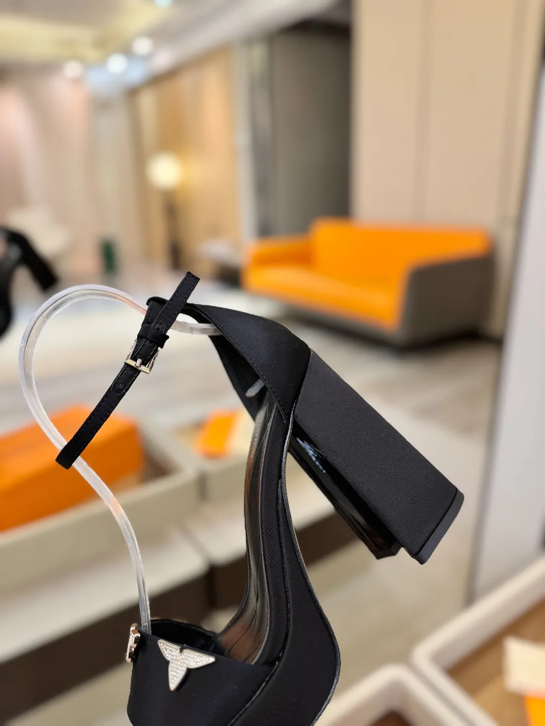 价格:330 2025 L✔️家 春秋专柜 走秀款水台凉鞋、官网系列、同步更新、完美楦型+LV新元素扣子+水台设计、再现经典、款式简单大方、走路不累脚、不挑人、上脚高端大气好看、原版倒模楦型,极致1:1形体,高端品质、进口高端面料呈现出精致质感! 面料:进口真丝布+牛漆皮 内里:优质柔软羊皮里 垫脚:进口山羊皮 开模定制A级高密私模大底,奢华包装! 11公分面皮包跟/2.5公分水台包皮/电镀设计 码数:35-40、(34.40.41定制不退换)