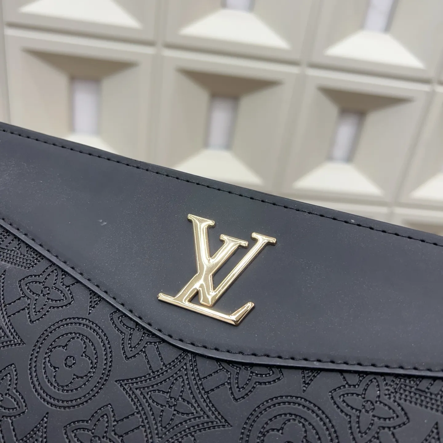 P100 Louisvuitton 路易威登 LV 刺绣牛皮压花手拿包 男士信封包夹包 实物拍摄 原厂原版面料 配送防尘袋 礼盒 28 x 18 cm。