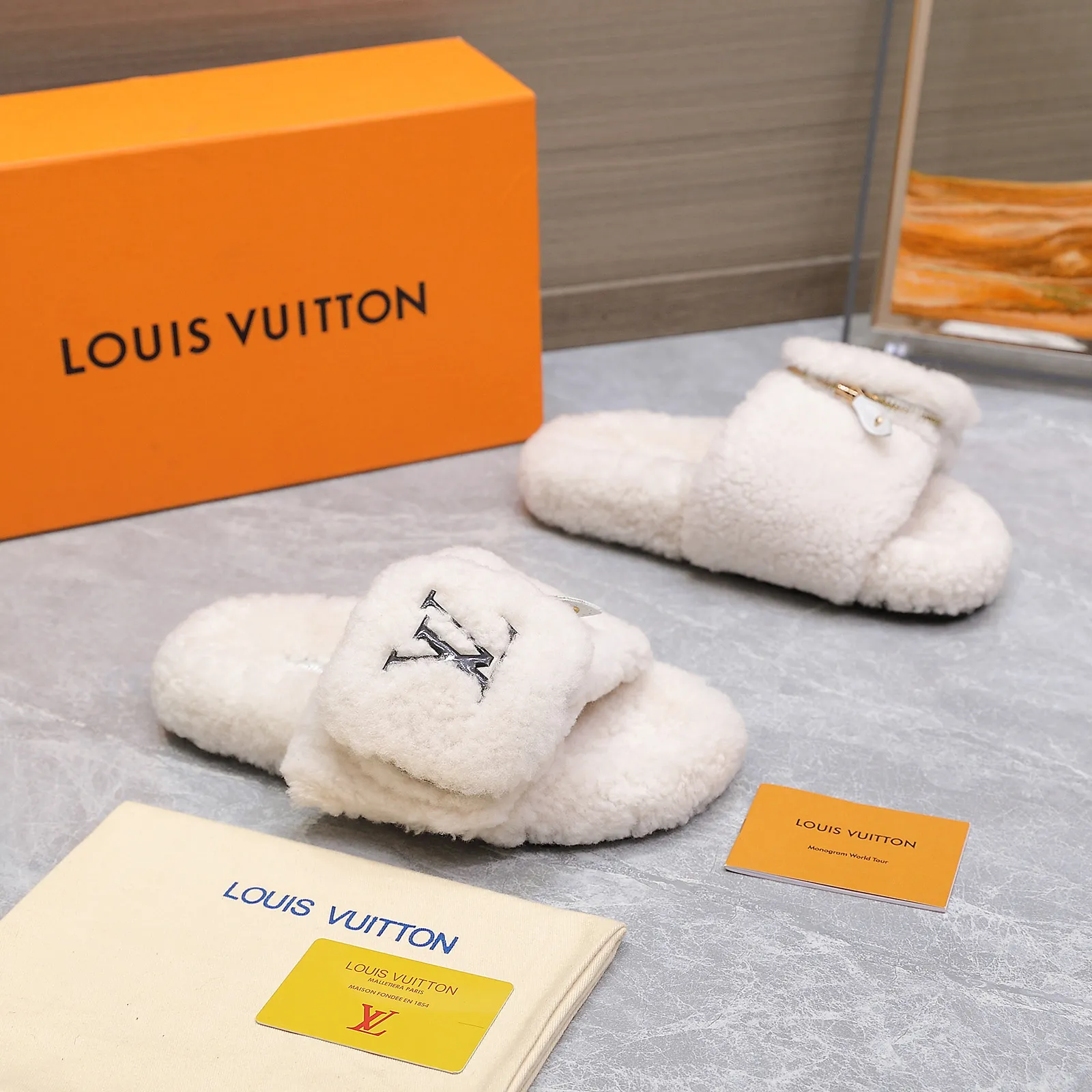 LV | 路易威登 25𝐬𝐬 🧡💚2025春夏新款 顶级版本⚠️ 专柜主打最新款 LV钱包毛毛拖鞋 硬货上新 ❥BS代购级别!高级感十足!国内外博主刷爆的一款,复古又时髦 上脚美炸了!官网主推款★ ━━━━━ ЅᏇєєt ━━━━━ ▪️鞋面:原版特定制羊毛 ▪️内里:进口山羊毛里 ▪️大底:原版定制防滑大底 ▪️跟高:平底 ▪️鞋码: 35-42(41 42 不退换) ▪️出厂价:240💰