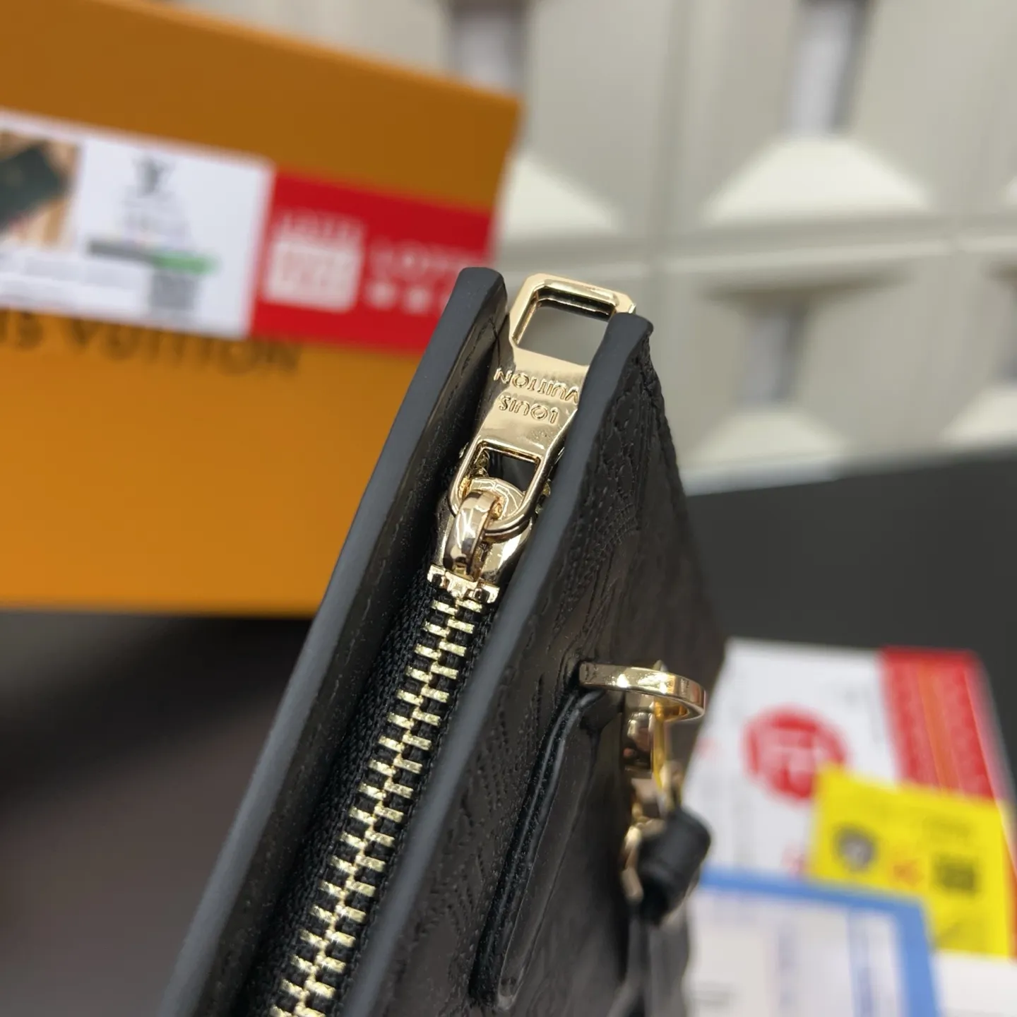 P100 Louisvuitton 路易威登 LV 刺绣牛皮压花手拿包 男士信封包夹包 实物拍摄 原厂原版面料 配送防尘袋 礼盒 28 x 18 cm。