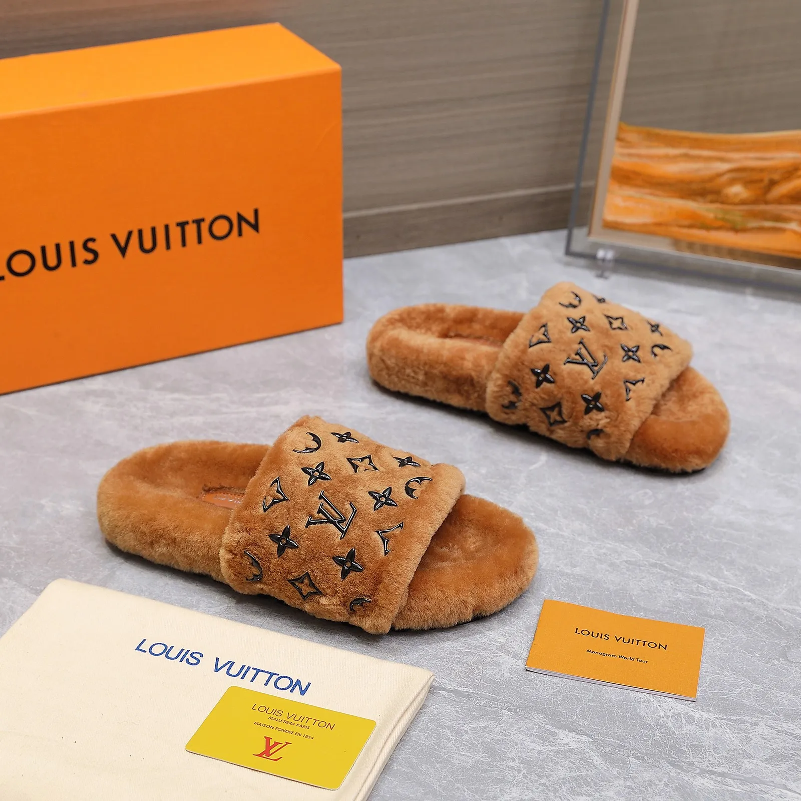 LV | 路易威登 25𝐬𝐬 🧡💚2025春夏新款 顶级版本⚠️ 专柜主打最新款 LV滴胶字母logo毛毛拖鞋 硬货上新 ❥BS代购级别！高级感十足！国内外博主刷爆的一款，复古又时髦 上脚美炸了！官网主推款★ ━━━━━ ЅᏇєєt ━━━━━ ▪️鞋面：原版特定羊毛 ▪️内里：进口山羊毛里 ▪️大底：原版开模防滑大底 ▪️跟高：平底 ▪️鞋码: 35-42（41 42 订做不退换） ▪️出厂价：220💰