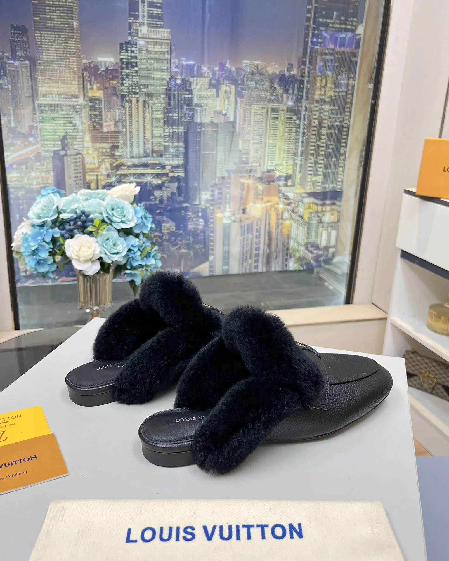 LV | 路易威登 🧡💚2024秋冬新款 顶级版本⚠️ 专柜主打最新款 平底乐福鞋 硬货上新🆕 ❥代购级别!高级感十足!国内外博主刷爆的一款,复古又时髦 上脚美炸了!官网主推款★ ━━━━━ ЅᏇєєt ━━━━━ ▪️鞋面:牛皮 ▪️内里:羊皮 ▪️大底:原版双色大底 ▪️鞋码: 35-41(41 42定制不退换) ▪️跑量价:230