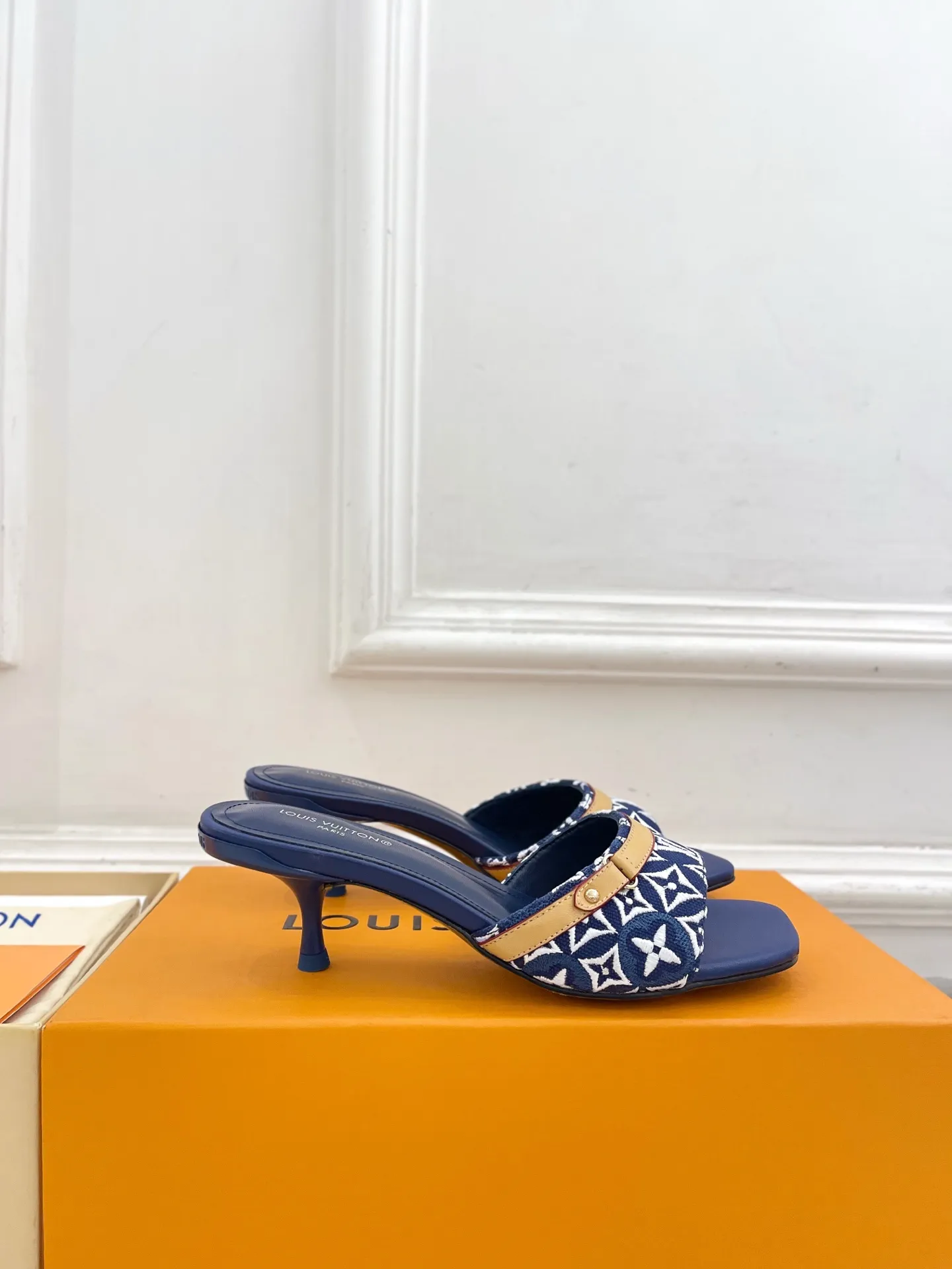 LV | 路易威登 26𝐬𝐬 🧡💚2026早春新品 顶级版本‼️原版一致 专柜主打最新款 NEO REVIVAL 弧形小猫跟刺绣拖鞋 硬货上新🆕 ❥BS代购级别！高级感十足！国内外博主刷爆的一款，复古又时髦 上脚美炸了！官网主推款★ ━━━━━ ЅᏇєєt ━━━━━ ▪️鞋面：原版高定制帆布刺绣 ▪️内里：进口羊皮里 ▪️大底：原版意大利真皮大底 ▪️跟高： 5cm ▪️鞋码: 35-39（34、40、41定制） ▪️出厂价：💰290