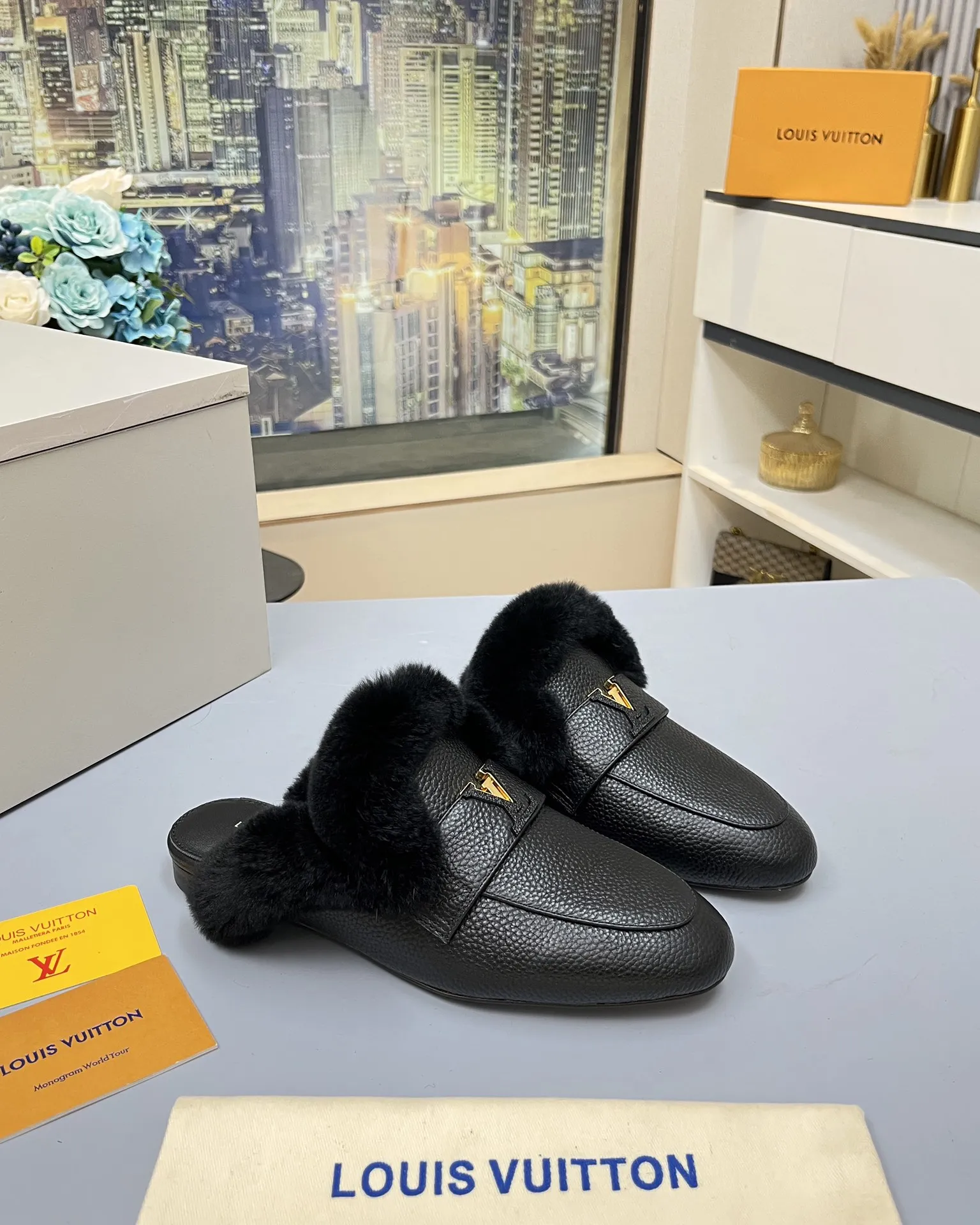 LV | 路易威登 🧡💚2024秋冬新款 顶级版本⚠️ 专柜主打最新款 平底乐福鞋 硬货上新🆕 ❥代购级别！高级感十足！国内外博主刷爆的一款，复古又时髦 上脚美炸了！官网主推款★ ━━━━━ ЅᏇєєt ━━━━━ ▪️鞋面：牛皮 ▪️内里：羊皮 ▪️大底：原版双色大底 ▪️鞋码: 35-41（41 42定制不退换） ▪️跑量价：230