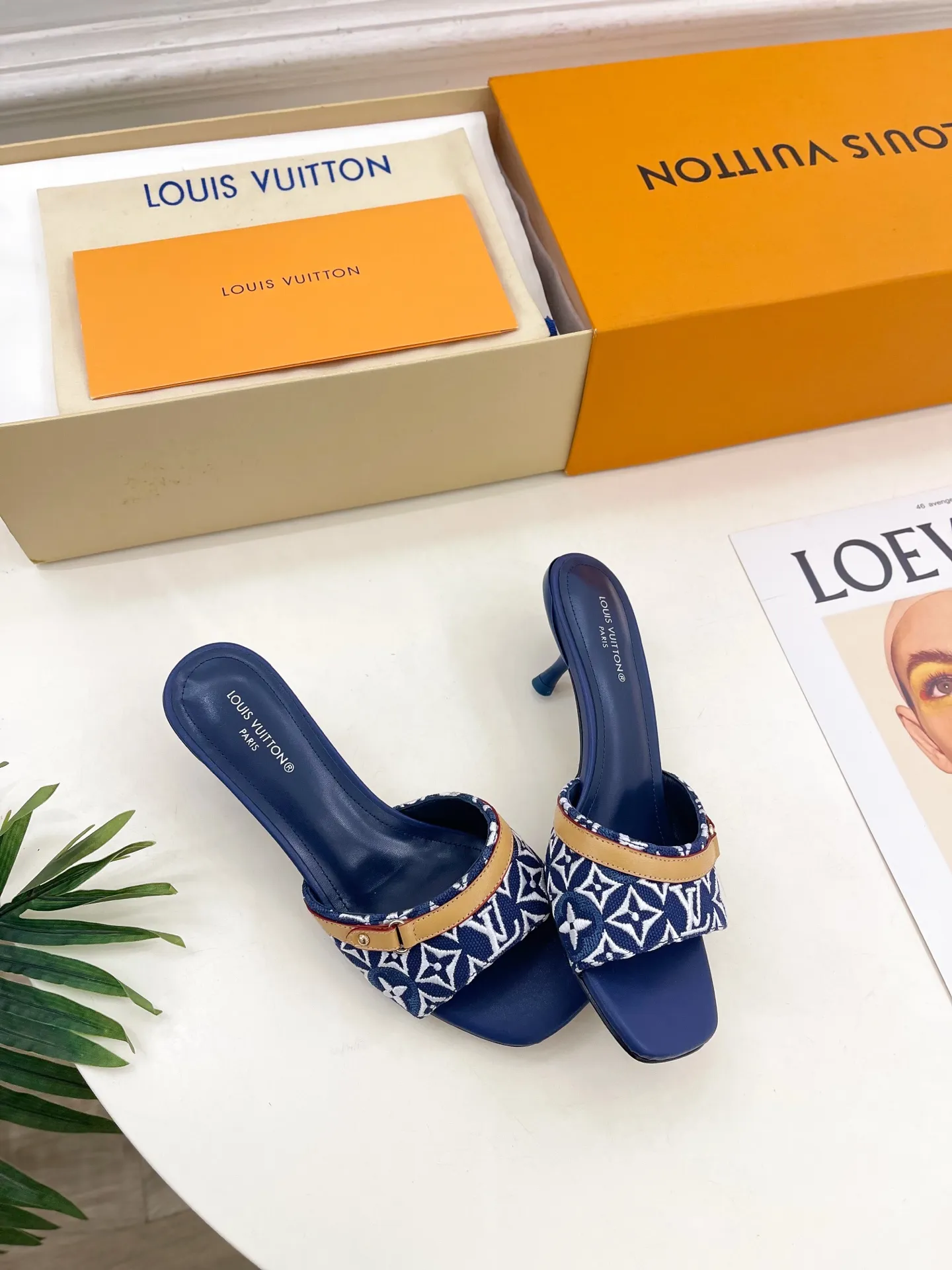 LV | 路易威登 26𝐬𝐬 🧡💚2026早春新品 顶级版本‼️原版一致 专柜主打最新款 NEO REVIVAL 弧形小猫跟刺绣拖鞋 硬货上新🆕 ❥BS代购级别！高级感十足！国内外博主刷爆的一款，复古又时髦 上脚美炸了！官网主推款★ ━━━━━ ЅᏇєєt ━━━━━ ▪️鞋面：原版高定制帆布刺绣 ▪️内里：进口羊皮里 ▪️大底：原版意大利真皮大底 ▪️跟高： 5cm ▪️鞋码: 35-39（34、40、41定制） ▪️出厂价：💰290