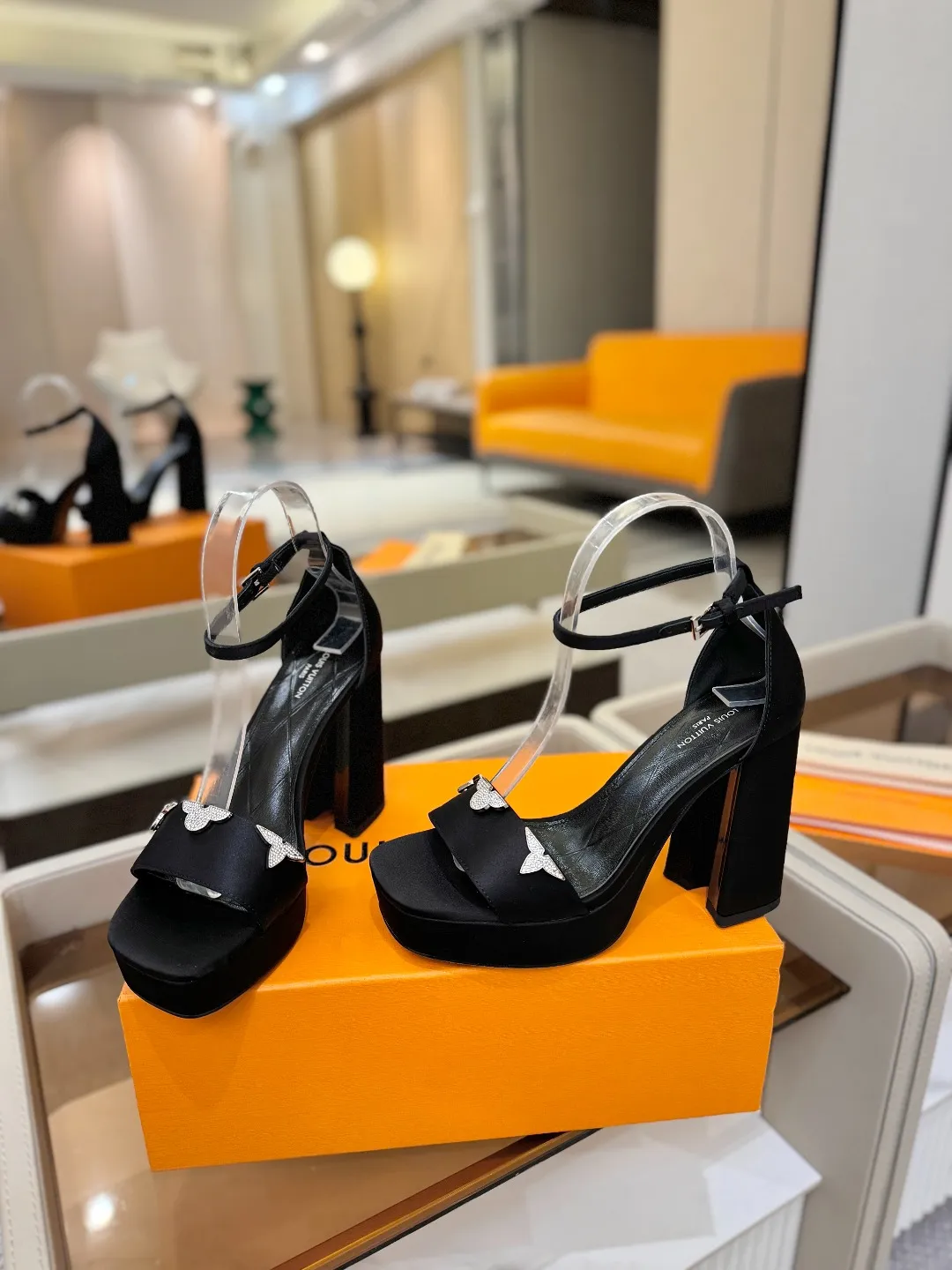 价格：330 2025 L✔️家 春秋专柜 走秀款水台凉鞋、官网系列、同步更新、完美楦型+LV新元素扣子+水台设计、再现经典、款式简单大方、走路不累脚、不挑人、上脚高端大气好看、原版倒模楦型，极致1:1形体，高端品质、进口高端面料呈现出精致质感！ 面料：进口真丝布+牛漆皮 内里：优质柔软羊皮里 垫脚：进口山羊皮 开模定制A级高密私模大底，奢华包装！ 11公分面皮包跟/2.5公分水台包皮/电镀设计 码数：35-40、（34.40.41定制不退换）