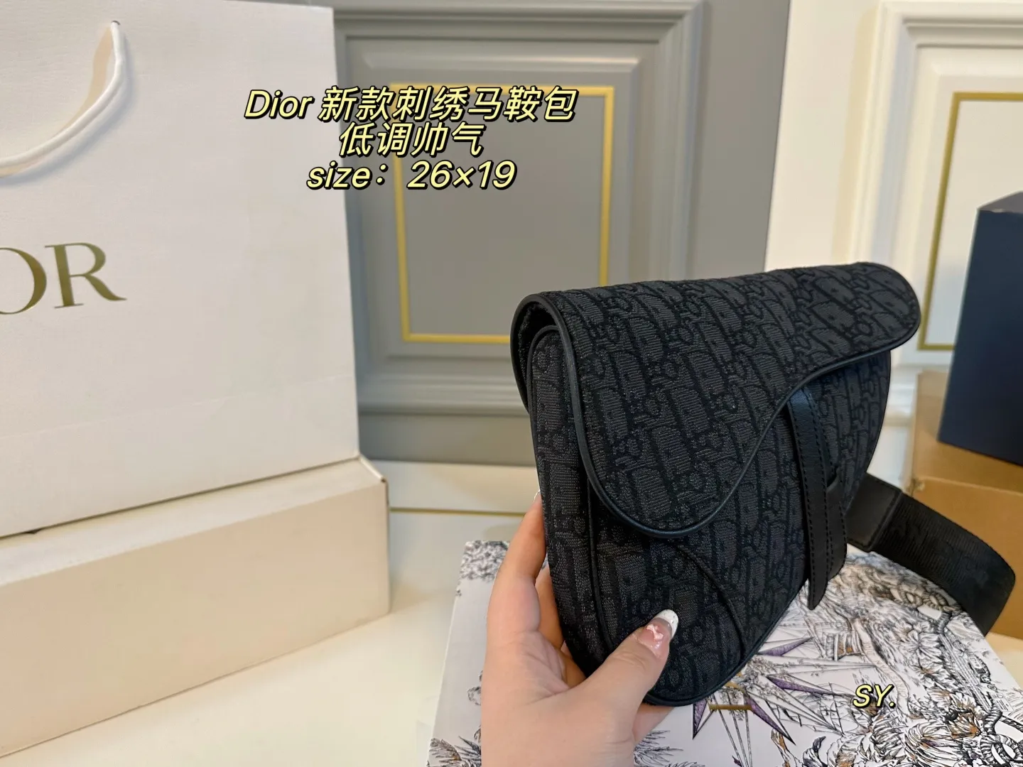 P165（折叠盒） size：26&times;19 Dior 迪奥新款刺绣马鞍包💕 将帅气和优雅两种不同风格碰撞一起. 融合了新一代女性的时髦与个性～ 百搭的程度可以让你惊艳且满意！ 低调帅气街头风更是这款的最大亮点✨