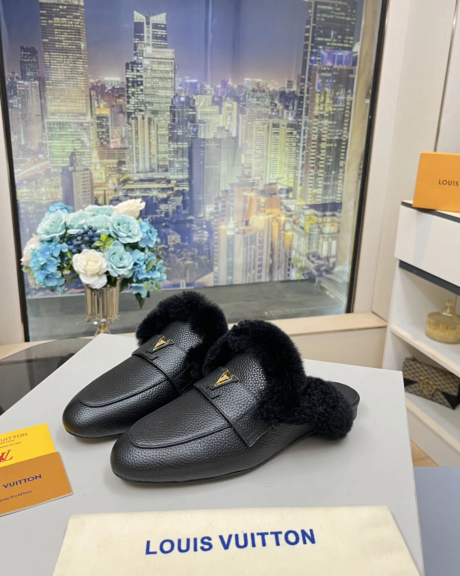 LV | 路易威登 🧡💚2024秋冬新款 顶级版本⚠️ 专柜主打最新款 平底乐福鞋 硬货上新🆕 ❥代购级别!高级感十足!国内外博主刷爆的一款,复古又时髦 上脚美炸了!官网主推款★ ━━━━━ ЅᏇєєt ━━━━━ ▪️鞋面:牛皮 ▪️内里:羊皮 ▪️大底:原版双色大底 ▪️鞋码: 35-41(41 42定制不退换) ▪️跑量价:230