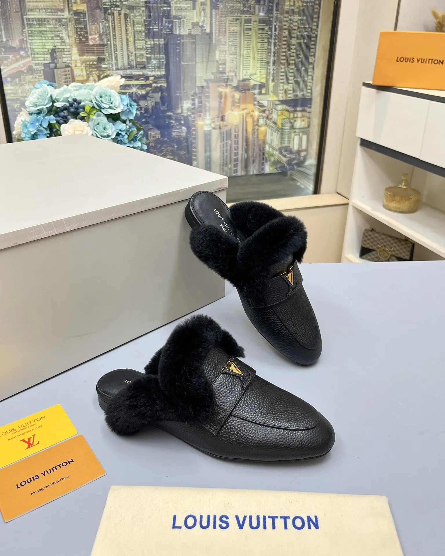 LV | 路易威登 🧡💚2024秋冬新款 顶级版本⚠️ 专柜主打最新款 平底乐福鞋 硬货上新🆕 ❥代购级别！高级感十足！国内外博主刷爆的一款，复古又时髦 上脚美炸了！官网主推款★ ━━━━━ ЅᏇєєt ━━━━━ ▪️鞋面：牛皮 ▪️内里：羊皮 ▪️大底：原版双色大底 ▪️鞋码: 35-41（41 42定制不退换） ▪️跑量价：230