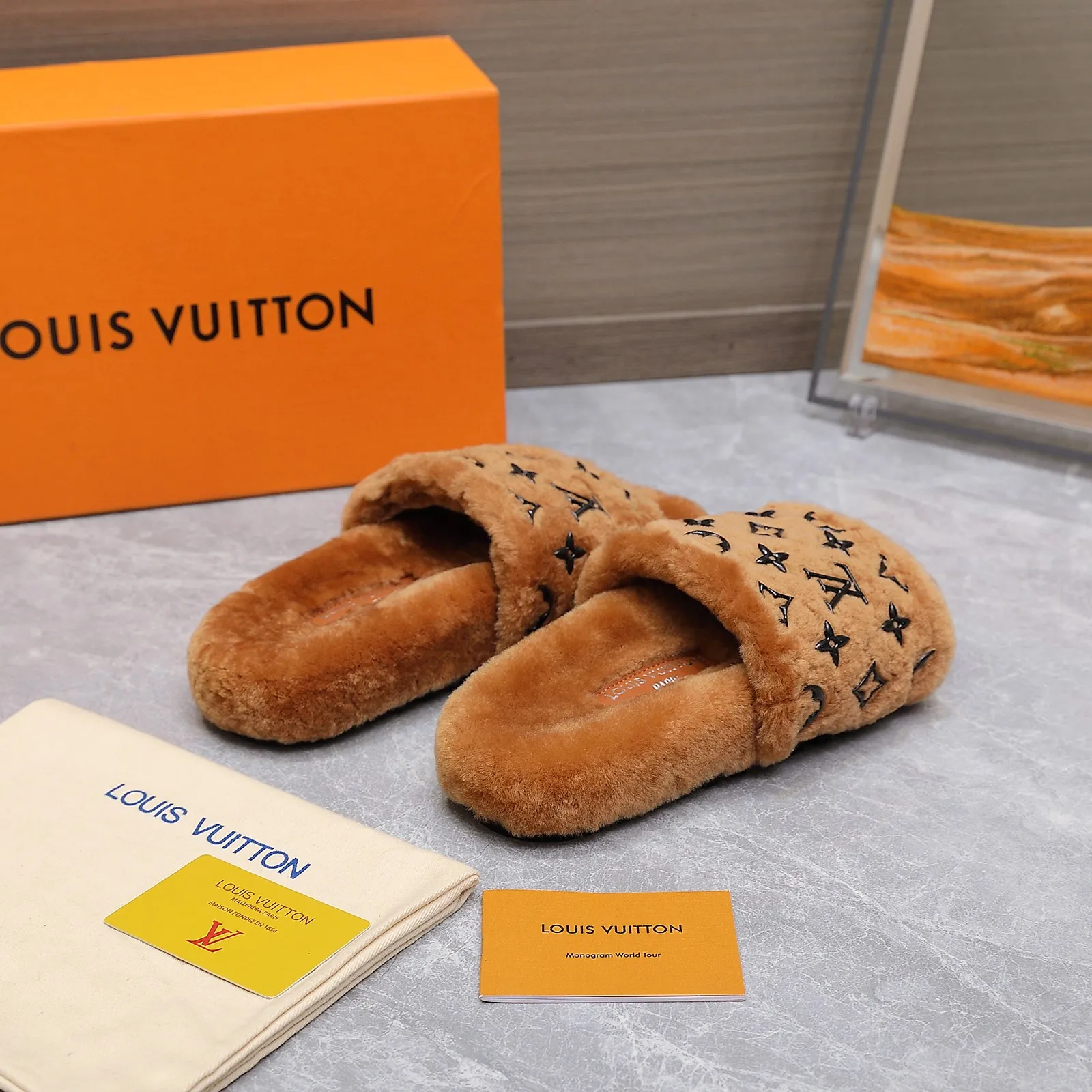 LV | 路易威登 25𝐬𝐬 🧡💚2025春夏新款 顶级版本⚠️ 专柜主打最新款 LV滴胶字母logo毛毛拖鞋 硬货上新 ❥BS代购级别!高级感十足!国内外博主刷爆的一款,复古又时髦 上脚美炸了!官网主推款★ ━━━━━ ЅᏇєєt ━━━━━ ▪️鞋面:原版特定羊毛 ▪️内里:进口山羊毛里 ▪️大底:原版开模防滑大底 ▪️跟高:平底 ▪️鞋码: 35-42(41 42 订做不退换) ▪️出厂价:220💰