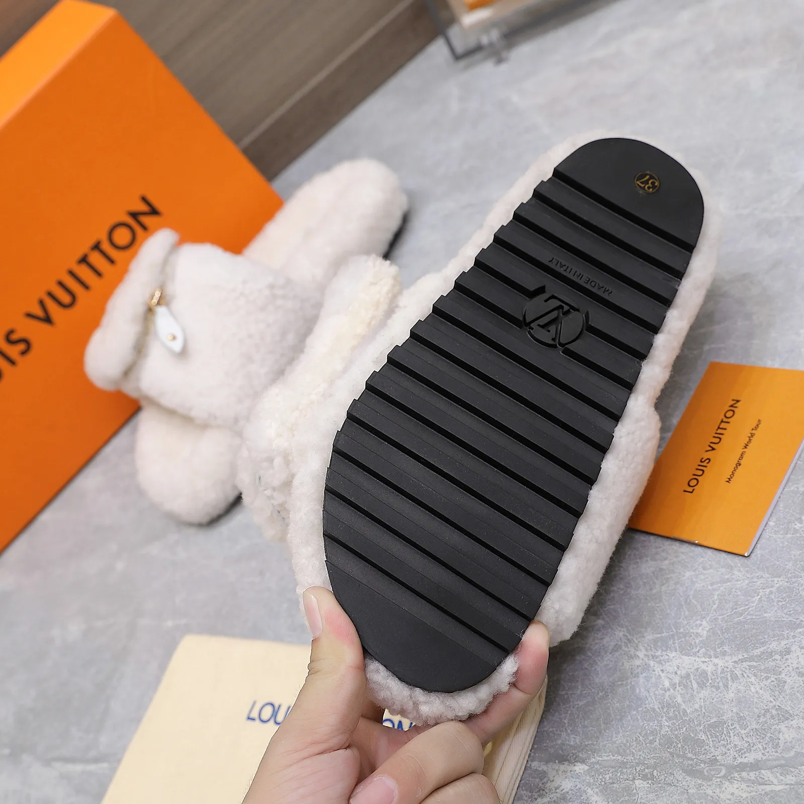 LV | 路易威登 25𝐬𝐬 🧡💚2025春夏新款 顶级版本⚠️ 专柜主打最新款 LV钱包毛毛拖鞋 硬货上新 ❥BS代购级别!高级感十足!国内外博主刷爆的一款,复古又时髦 上脚美炸了!官网主推款★ ━━━━━ ЅᏇєєt ━━━━━ ▪️鞋面:原版特定制羊毛 ▪️内里:进口山羊毛里 ▪️大底:原版定制防滑大底 ▪️跟高:平底 ▪️鞋码: 35-42(41 42 不退换) ▪️出厂价:240💰