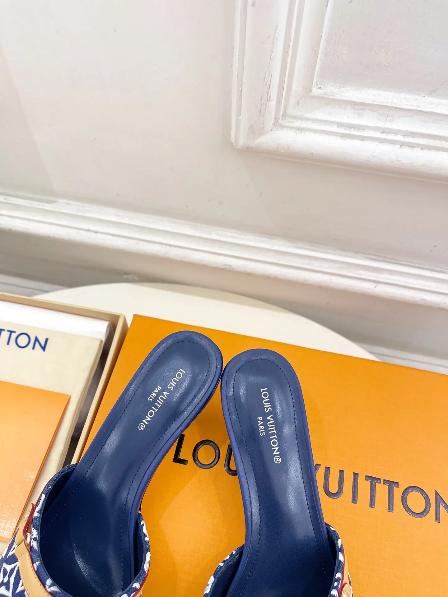 LV | 路易威登 26𝐬𝐬 🧡💚2026早春新品 顶级版本‼️原版一致 专柜主打最新款 NEO REVIVAL 弧形小猫跟刺绣拖鞋 硬货上新🆕 ❥BS代购级别！高级感十足！国内外博主刷爆的一款，复古又时髦 上脚美炸了！官网主推款★ ━━━━━ ЅᏇєєt ━━━━━ ▪️鞋面：原版高定制帆布刺绣 ▪️内里：进口羊皮里 ▪️大底：原版意大利真皮大底 ▪️跟高： 5cm ▪️鞋码: 35-39（34、40、41定制） ▪️出厂价：💰290