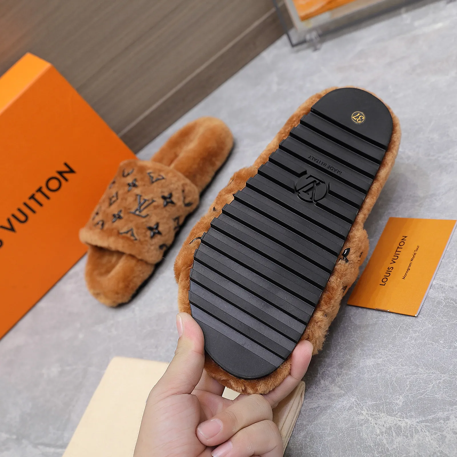 LV | 路易威登 25𝐬𝐬 🧡💚2025春夏新款 顶级版本⚠️ 专柜主打最新款 LV滴胶字母logo毛毛拖鞋 硬货上新 ❥BS代购级别！高级感十足！国内外博主刷爆的一款，复古又时髦 上脚美炸了！官网主推款★ ━━━━━ ЅᏇєєt ━━━━━ ▪️鞋面：原版特定羊毛 ▪️内里：进口山羊毛里 ▪️大底：原版开模防滑大底 ▪️跟高：平底 ▪️鞋码: 35-42（41 42 订做不退换） ▪️出厂价：220💰