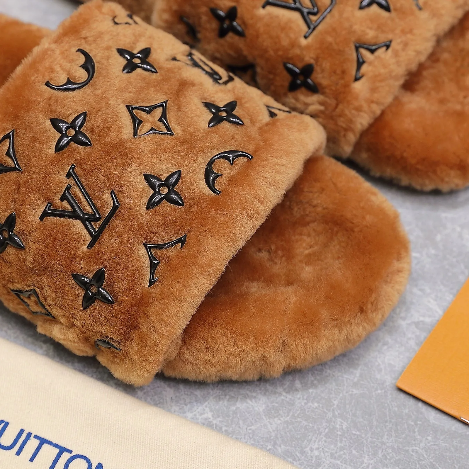 LV | 路易威登 25𝐬𝐬 🧡💚2025春夏新款 顶级版本⚠️ 专柜主打最新款 LV滴胶字母logo毛毛拖鞋 硬货上新 ❥BS代购级别!高级感十足!国内外博主刷爆的一款,复古又时髦 上脚美炸了!官网主推款★ ━━━━━ ЅᏇєєt ━━━━━ ▪️鞋面:原版特定羊毛 ▪️内里:进口山羊毛里 ▪️大底:原版开模防滑大底 ▪️跟高:平底 ▪️鞋码: 35-42(41 42 订做不退换) ▪️出厂价:220💰