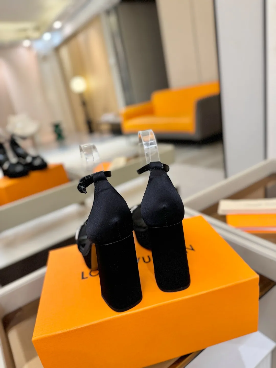 价格:330 2025 L✔️家 春秋专柜 走秀款水台凉鞋、官网系列、同步更新、完美楦型+LV新元素扣子+水台设计、再现经典、款式简单大方、走路不累脚、不挑人、上脚高端大气好看、原版倒模楦型,极致1:1形体,高端品质、进口高端面料呈现出精致质感! 面料:进口真丝布+牛漆皮 内里:优质柔软羊皮里 垫脚:进口山羊皮 开模定制A级高密私模大底,奢华包装! 11公分面皮包跟/2.5公分水台包皮/电镀设计 码数:35-40、(34.40.41定制不退换)