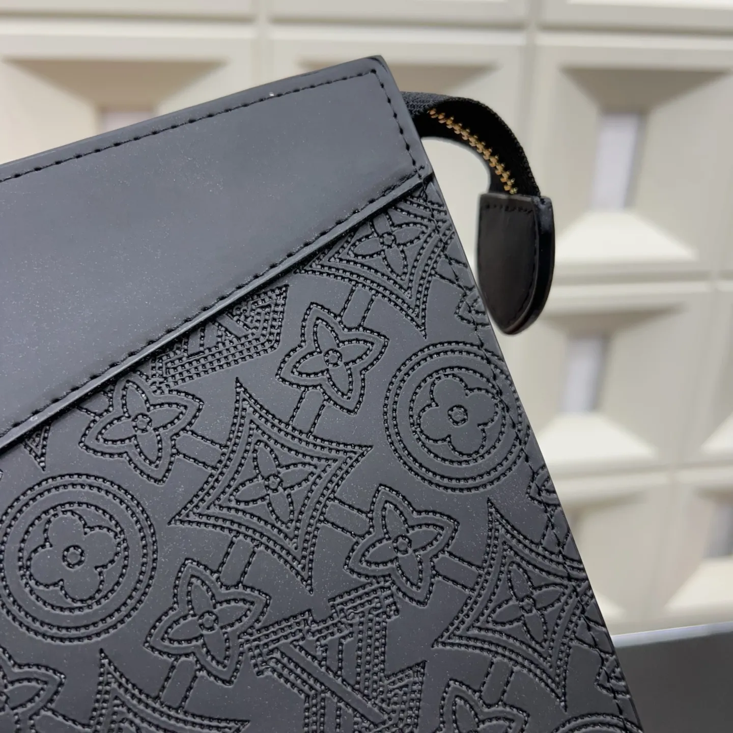 P100 Louisvuitton 路易威登 LV 刺绣牛皮压花手拿包 男士信封包夹包 实物拍摄 原厂原版面料 配送防尘袋 礼盒 28 x 18 cm。