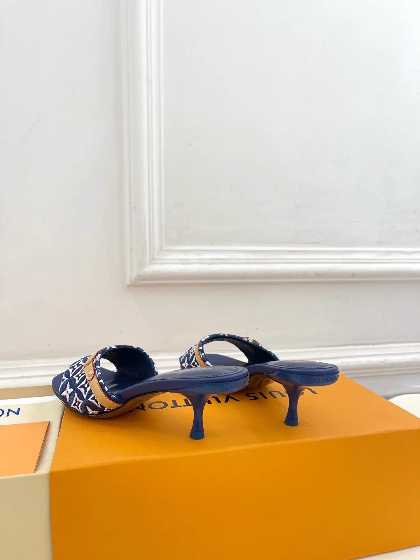 LV | 路易威登 26𝐬𝐬 🧡💚2026早春新品 顶级版本‼️原版一致 专柜主打最新款 NEO REVIVAL 弧形小猫跟刺绣拖鞋 硬货上新🆕 ❥BS代购级别!高级感十足!国内外博主刷爆的一款,复古又时髦 上脚美炸了!官网主推款★ ━━━━━ ЅᏇєєt ━━━━━ ▪️鞋面:原版高定制帆布刺绣 ▪️内里:进口羊皮里 ▪️大底:原版意大利真皮大底 ▪️跟高: 5cm ▪️鞋码: 35-39(34、40、41定制) ▪️出厂价:💰290