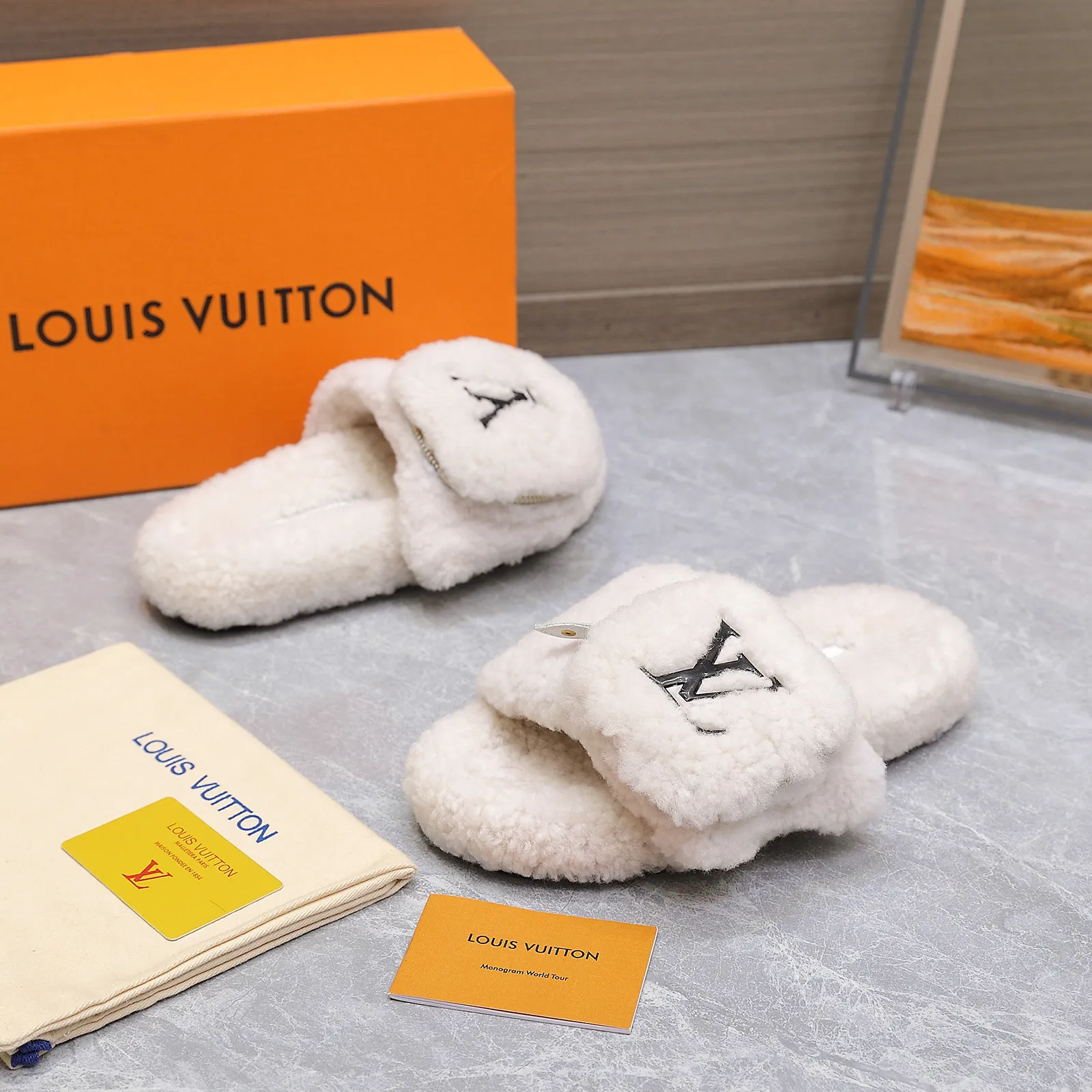 LV | 路易威登 25𝐬𝐬 🧡💚2025春夏新款 顶级版本⚠️ 专柜主打最新款 LV钱包毛毛拖鞋 硬货上新 ❥BS代购级别!高级感十足!国内外博主刷爆的一款,复古又时髦 上脚美炸了!官网主推款★ ━━━━━ ЅᏇєєt ━━━━━ ▪️鞋面:原版特定制羊毛 ▪️内里:进口山羊毛里 ▪️大底:原版定制防滑大底 ▪️跟高:平底 ▪️鞋码: 35-42(41 42 不退换) ▪️出厂价:240💰