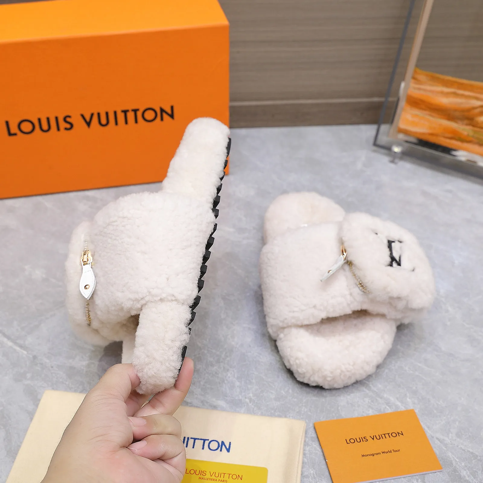 LV | 路易威登 25𝐬𝐬 🧡💚2025春夏新款 顶级版本⚠️ 专柜主打最新款 LV钱包毛毛拖鞋 硬货上新 ❥BS代购级别!高级感十足!国内外博主刷爆的一款,复古又时髦 上脚美炸了!官网主推款★ ━━━━━ ЅᏇєєt ━━━━━ ▪️鞋面:原版特定制羊毛 ▪️内里:进口山羊毛里 ▪️大底:原版定制防滑大底 ▪️跟高:平底 ▪️鞋码: 35-42(41 42 不退换) ▪️出厂价:240💰