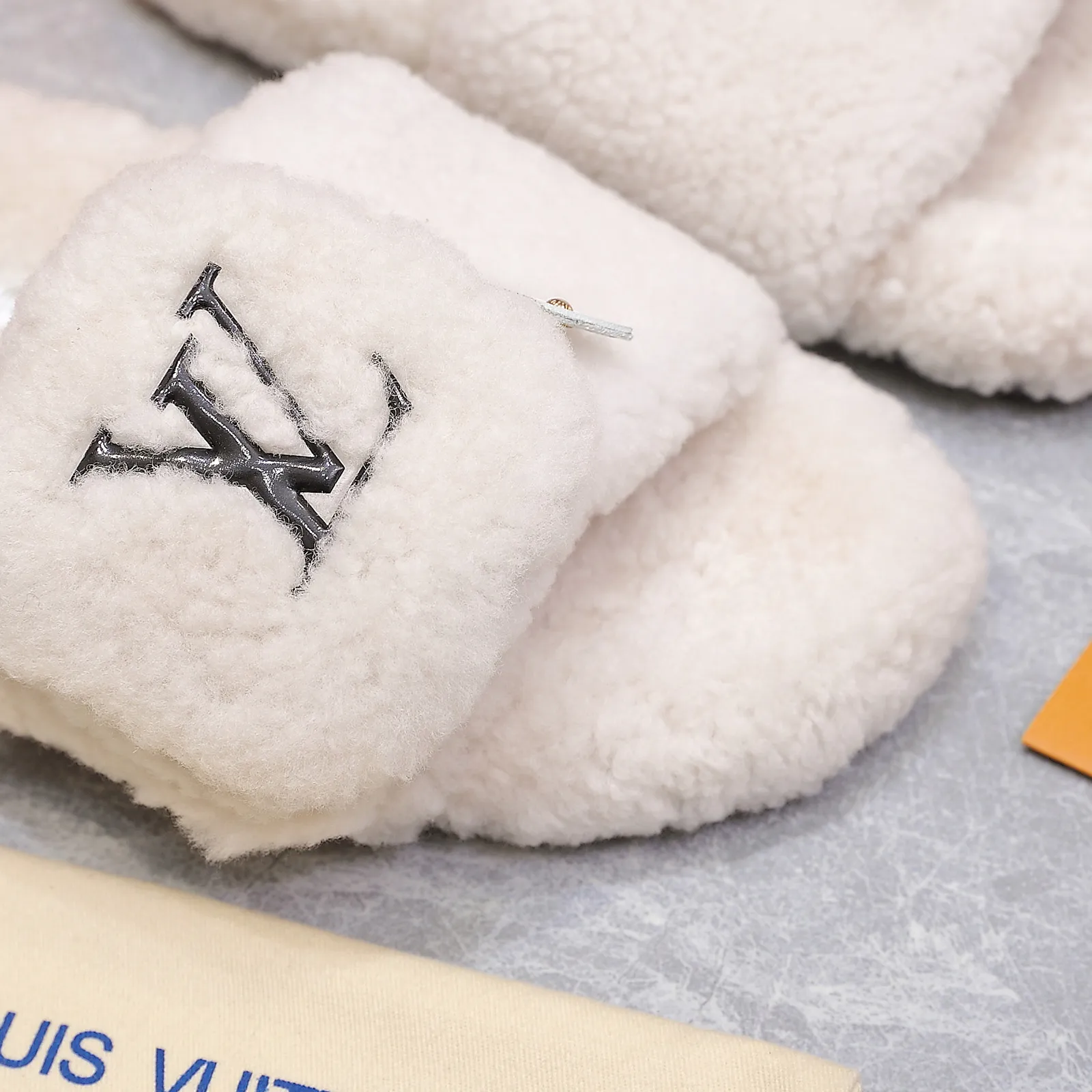 LV | 路易威登 25𝐬𝐬 🧡💚2025春夏新款 顶级版本⚠️ 专柜主打最新款 LV钱包毛毛拖鞋 硬货上新 ❥BS代购级别!高级感十足!国内外博主刷爆的一款,复古又时髦 上脚美炸了!官网主推款★ ━━━━━ ЅᏇєєt ━━━━━ ▪️鞋面:原版特定制羊毛 ▪️内里:进口山羊毛里 ▪️大底:原版定制防滑大底 ▪️跟高:平底 ▪️鞋码: 35-42(41 42 不退换) ▪️出厂价:240💰