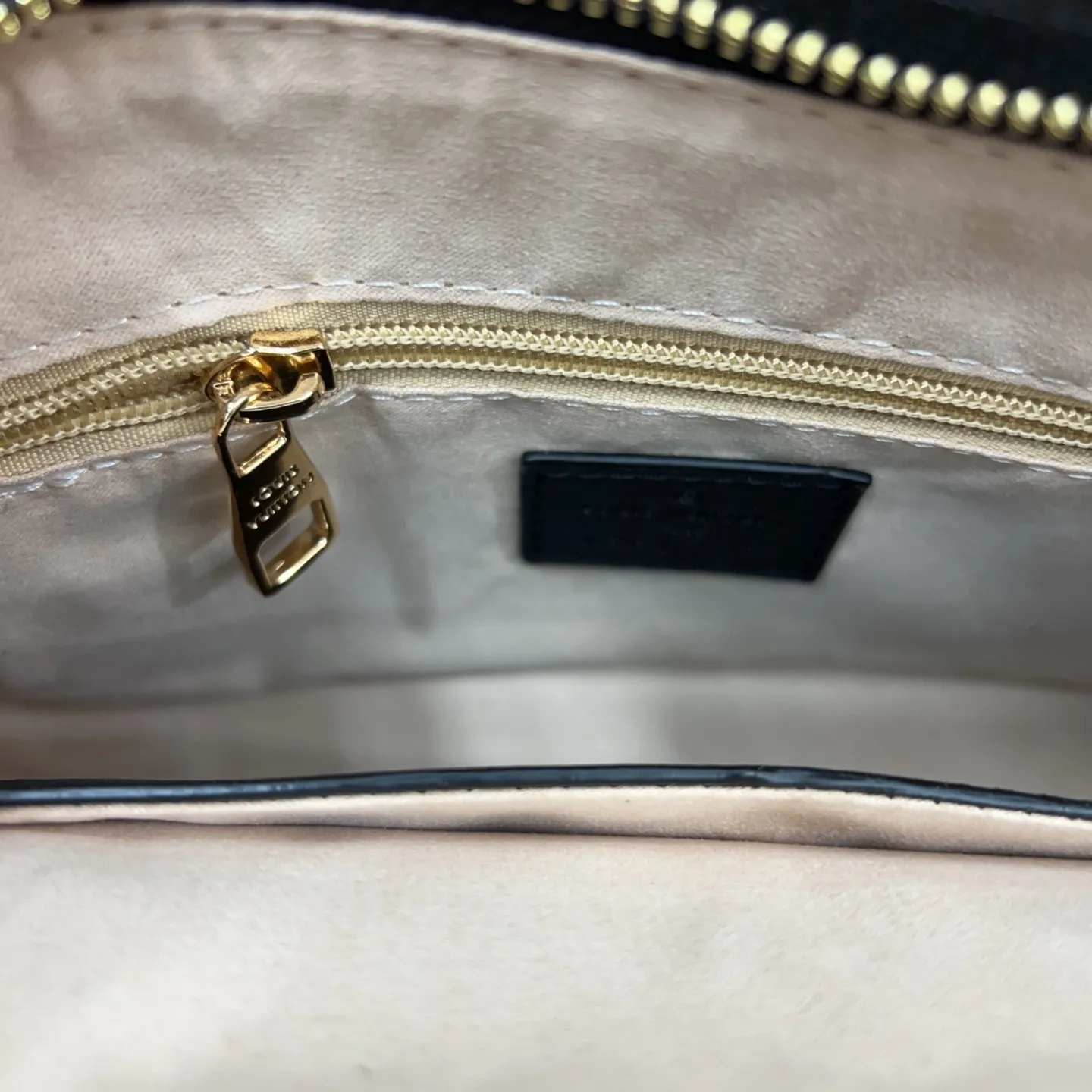 P100 Louisvuitton 路易威登 LV 刺绣牛皮压花手拿包 男士信封包夹包 实物拍摄 原厂原版面料 配送防尘袋 礼盒 28 x 18 cm。