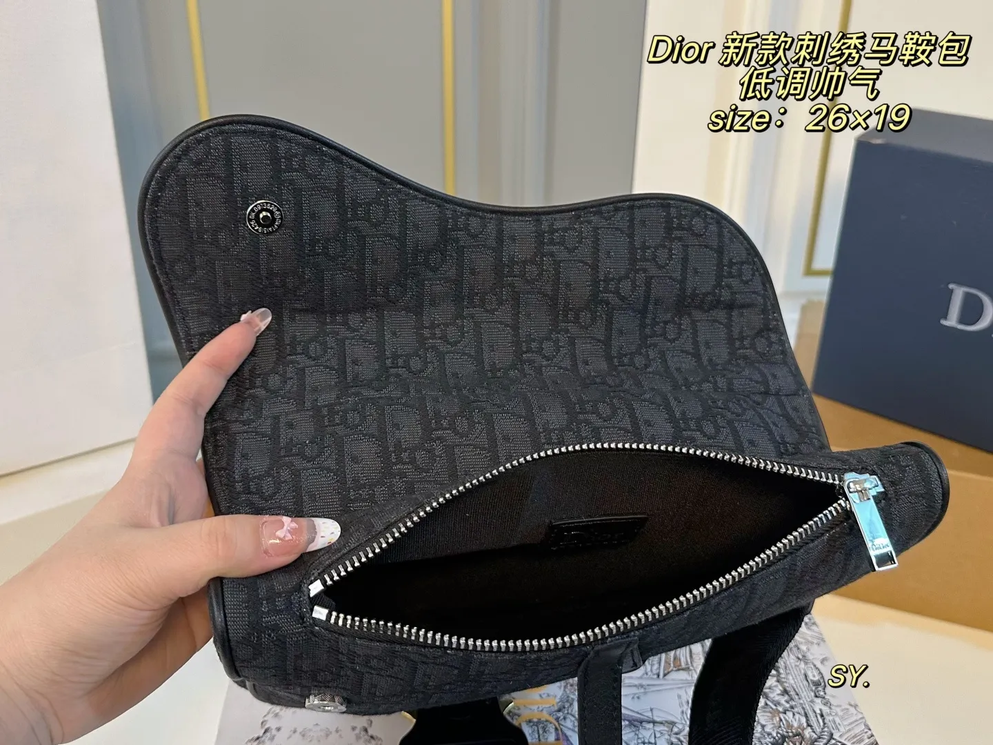 P165(折叠盒) size:26×19 Dior 迪奥新款刺绣马鞍包💕 将帅气和优雅两种不同风格碰撞一起. 融合了新一代女性的时髦与个性~ 百搭的程度可以让你惊艳且满意! 低调帅气街头风更是这款的最大亮点✨