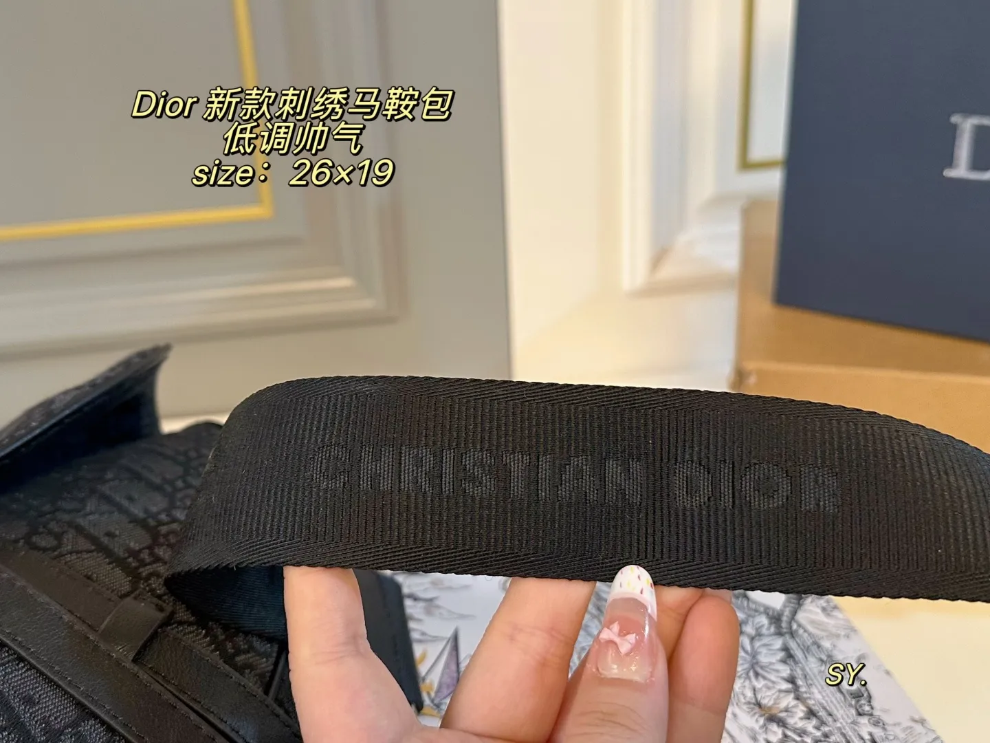 P165（折叠盒） size：26&times;19 Dior 迪奥新款刺绣马鞍包💕 将帅气和优雅两种不同风格碰撞一起. 融合了新一代女性的时髦与个性～ 百搭的程度可以让你惊艳且满意！ 低调帅气街头风更是这款的最大亮点✨