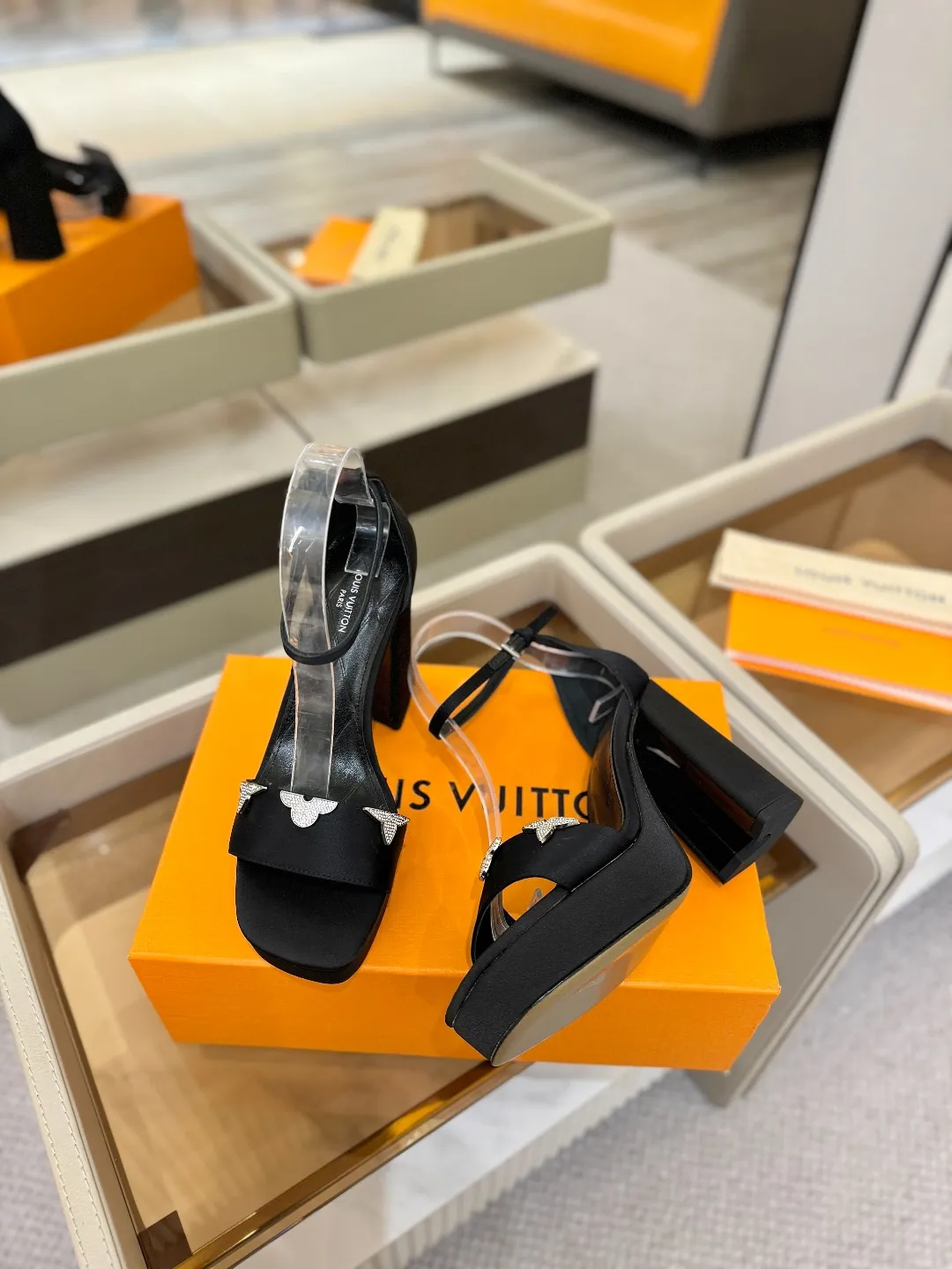 价格:330 2025 L✔️家 春秋专柜 走秀款水台凉鞋、官网系列、同步更新、完美楦型+LV新元素扣子+水台设计、再现经典、款式简单大方、走路不累脚、不挑人、上脚高端大气好看、原版倒模楦型,极致1:1形体,高端品质、进口高端面料呈现出精致质感! 面料:进口真丝布+牛漆皮 内里:优质柔软羊皮里 垫脚:进口山羊皮 开模定制A级高密私模大底,奢华包装! 11公分面皮包跟/2.5公分水台包皮/电镀设计 码数:35-40、(34.40.41定制不退换)