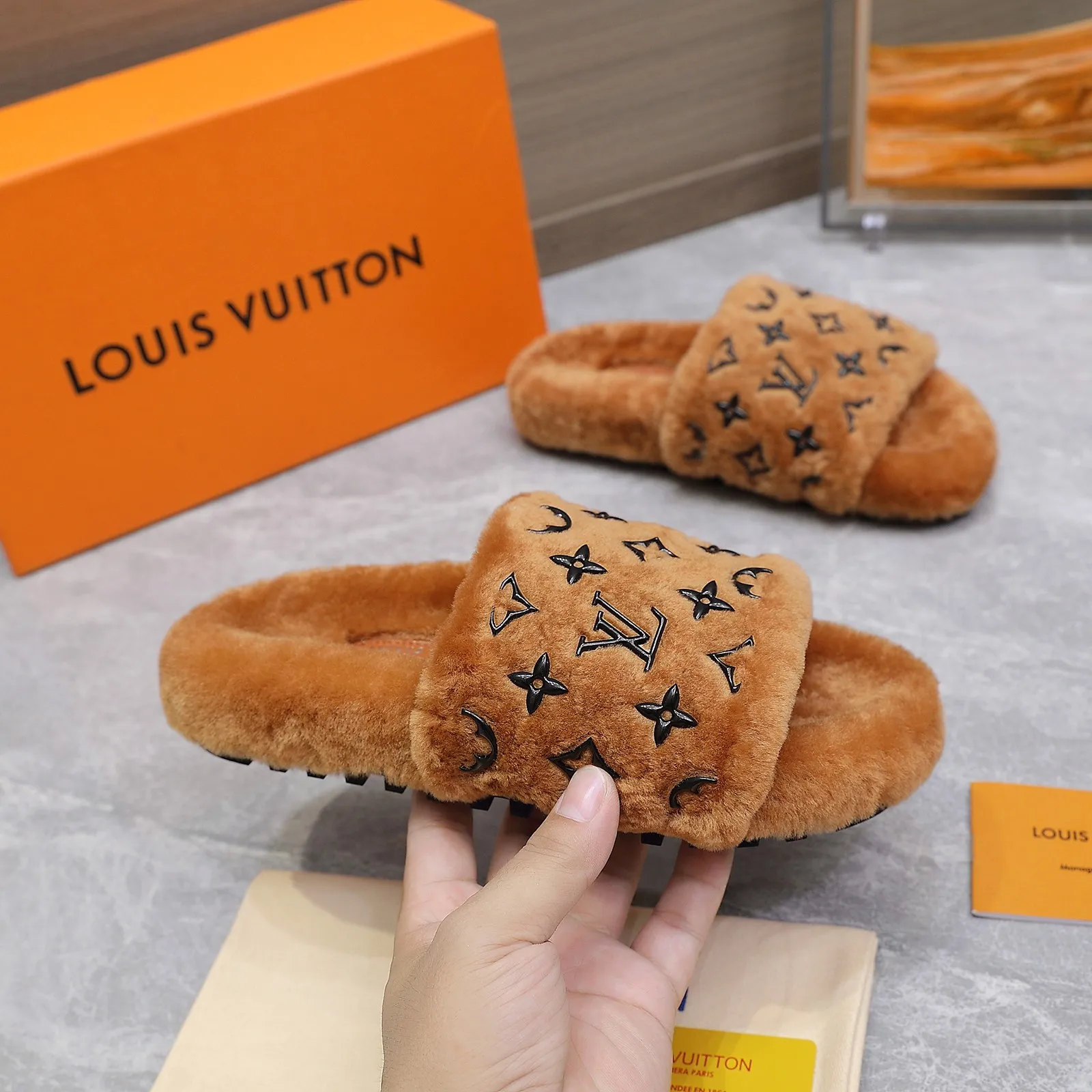 LV | 路易威登 25𝐬𝐬 🧡💚2025春夏新款 顶级版本⚠️ 专柜主打最新款 LV滴胶字母logo毛毛拖鞋 硬货上新 ❥BS代购级别!高级感十足!国内外博主刷爆的一款,复古又时髦 上脚美炸了!官网主推款★ ━━━━━ ЅᏇєєt ━━━━━ ▪️鞋面:原版特定羊毛 ▪️内里:进口山羊毛里 ▪️大底:原版开模防滑大底 ▪️跟高:平底 ▪️鞋码: 35-42(41 42 订做不退换) ▪️出厂价:220💰