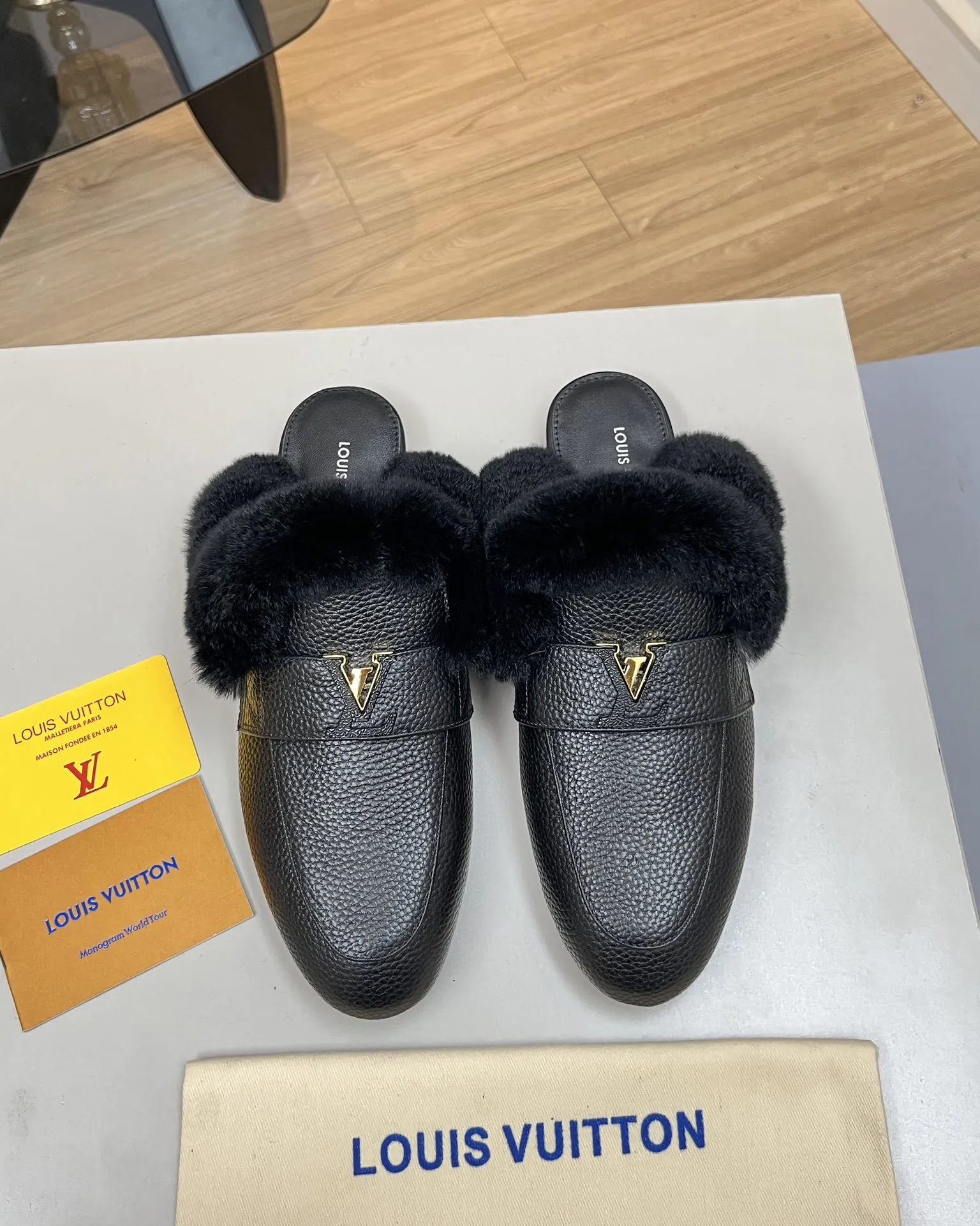 LV | 路易威登 🧡💚2024秋冬新款 顶级版本⚠️ 专柜主打最新款 平底乐福鞋 硬货上新🆕 ❥代购级别！高级感十足！国内外博主刷爆的一款，复古又时髦 上脚美炸了！官网主推款★ ━━━━━ ЅᏇєєt ━━━━━ ▪️鞋面：牛皮 ▪️内里：羊皮 ▪️大底：原版双色大底 ▪️鞋码: 35-41（41 42定制不退换） ▪️跑量价：230