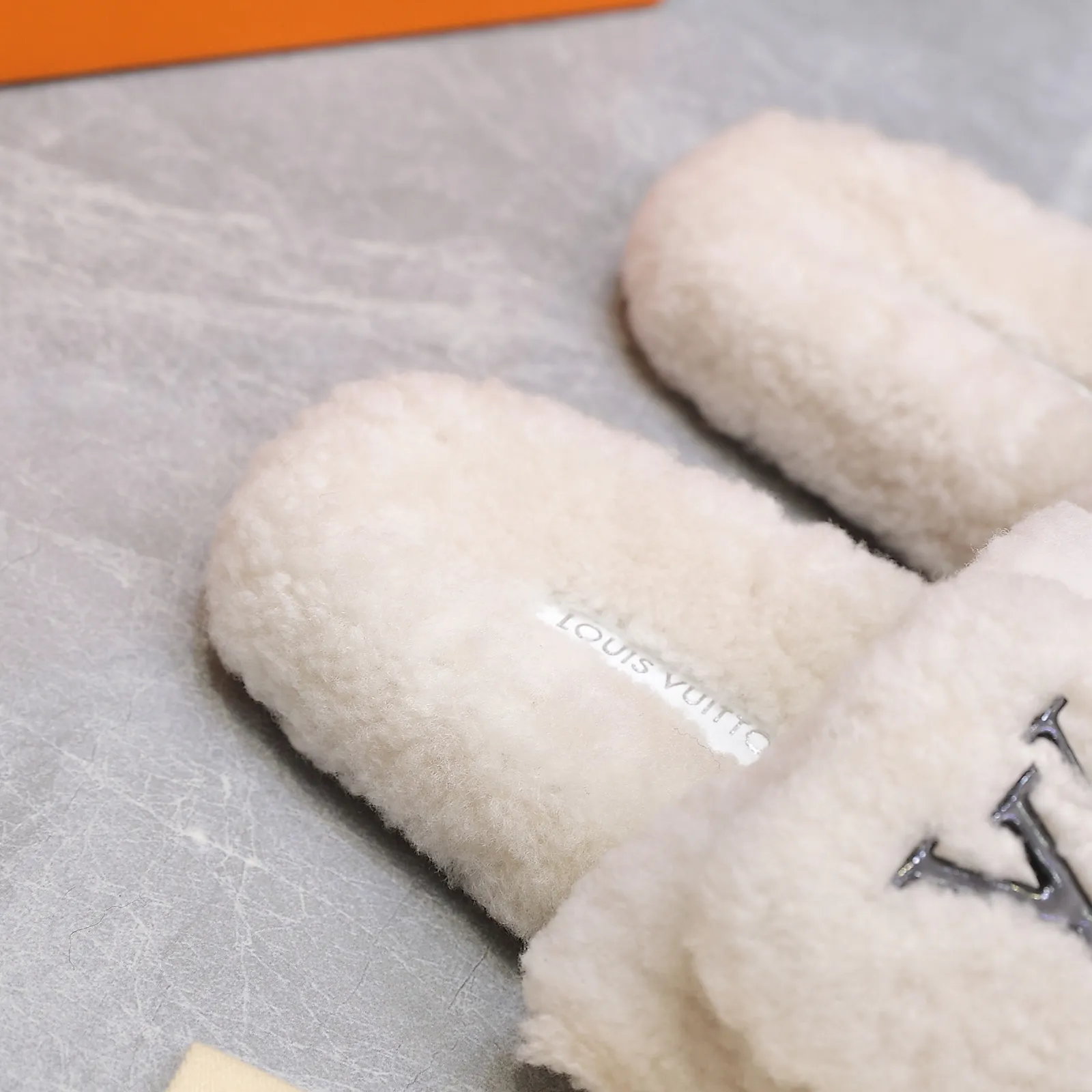 LV | 路易威登 25𝐬𝐬 🧡💚2025春夏新款 顶级版本⚠️ 专柜主打最新款 LV钱包毛毛拖鞋 硬货上新 ❥BS代购级别!高级感十足!国内外博主刷爆的一款,复古又时髦 上脚美炸了!官网主推款★ ━━━━━ ЅᏇєєt ━━━━━ ▪️鞋面:原版特定制羊毛 ▪️内里:进口山羊毛里 ▪️大底:原版定制防滑大底 ▪️跟高:平底 ▪️鞋码: 35-42(41 42 不退换) ▪️出厂价:240💰