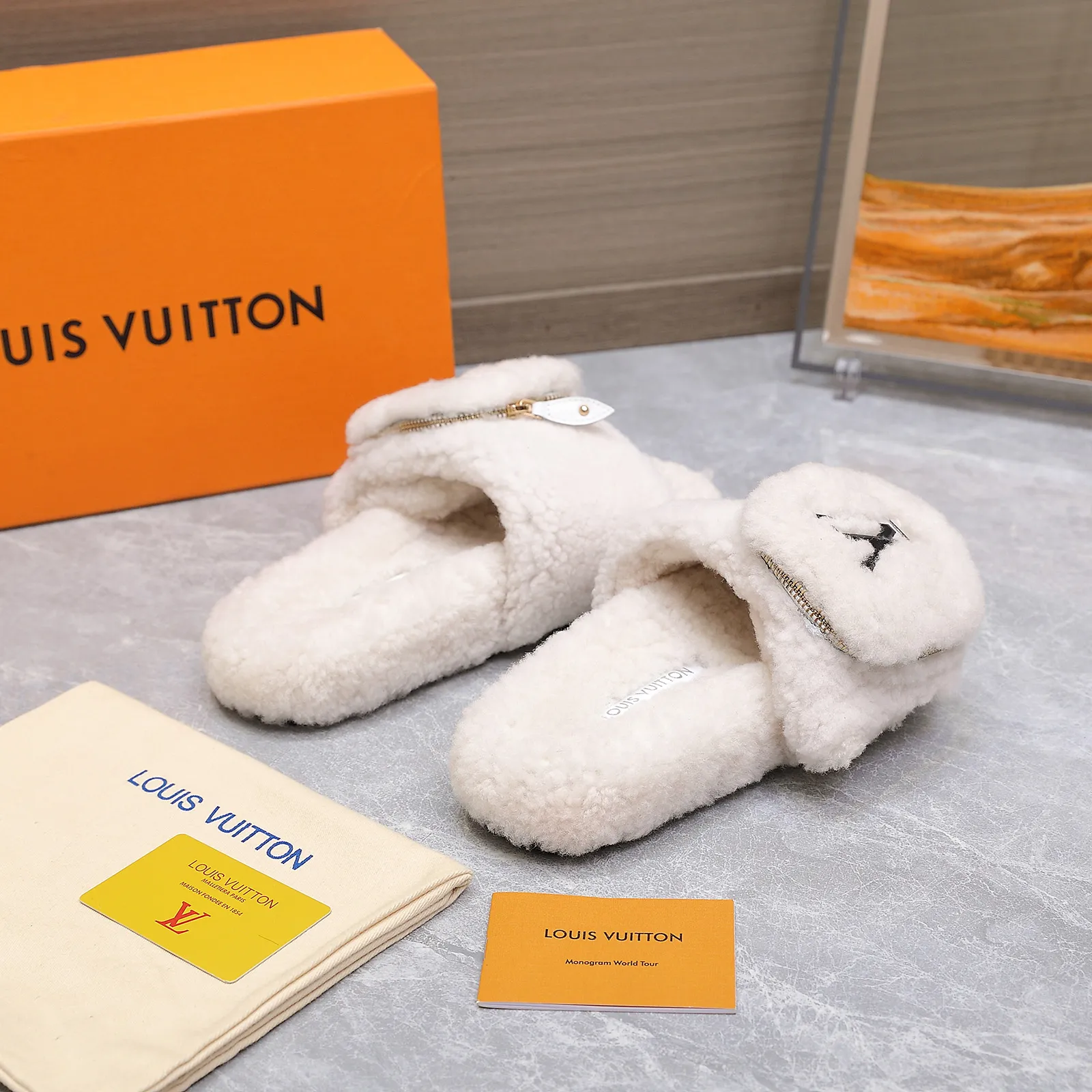 LV | 路易威登 25𝐬𝐬 🧡💚2025春夏新款 顶级版本⚠️ 专柜主打最新款 LV钱包毛毛拖鞋 硬货上新 ❥BS代购级别！高级感十足！国内外博主刷爆的一款，复古又时髦 上脚美炸了！官网主推款★ ━━━━━ ЅᏇєєt ━━━━━ ▪️鞋面：原版特定制羊毛 ▪️内里：进口山羊毛里 ▪️大底：原版定制防滑大底 ▪️跟高：平底 ▪️鞋码: 35-42（41 42 不退换） ▪️出厂价：240💰