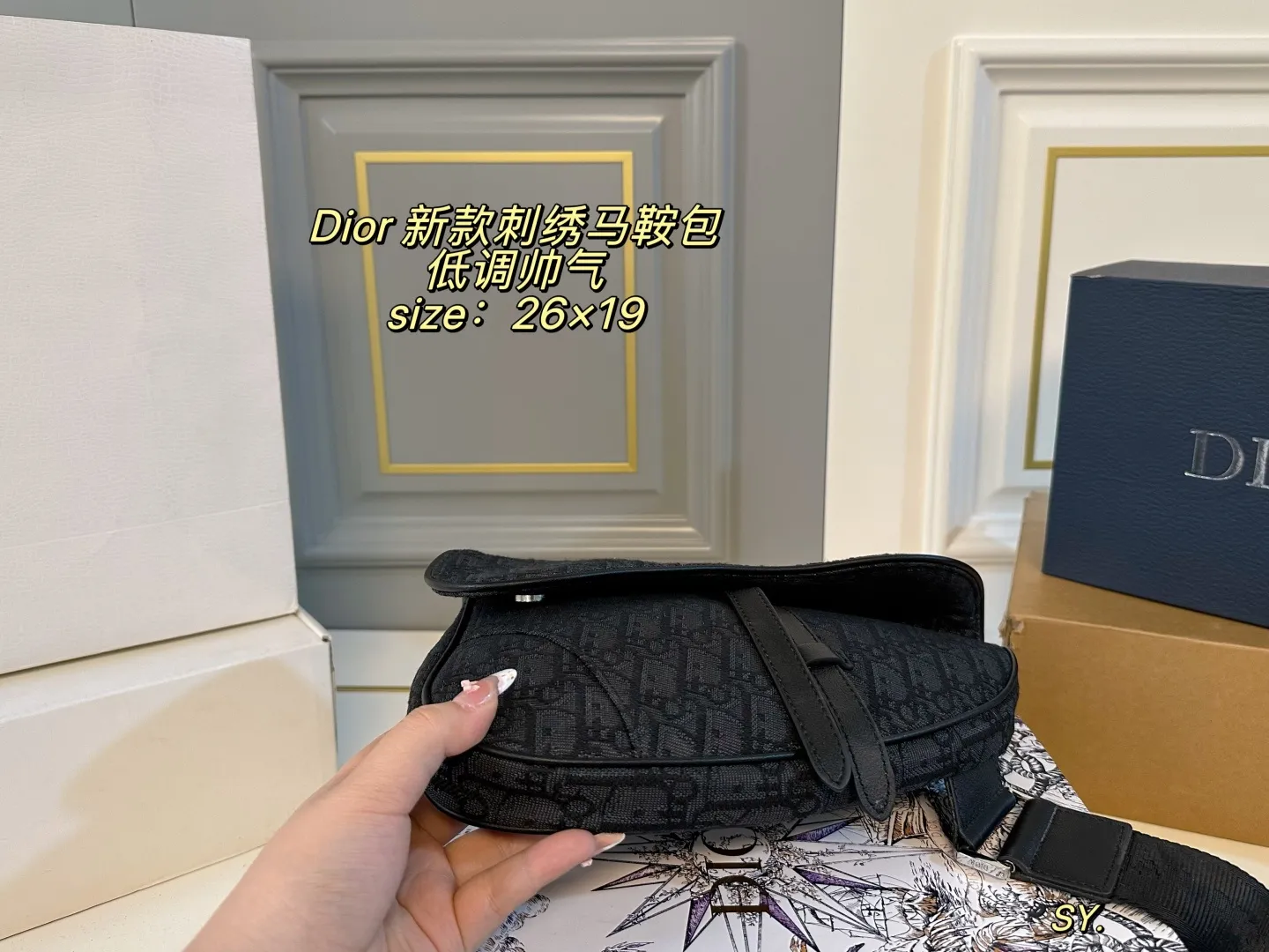 P165（折叠盒） size：26&times;19 Dior 迪奥新款刺绣马鞍包💕 将帅气和优雅两种不同风格碰撞一起. 融合了新一代女性的时髦与个性～ 百搭的程度可以让你惊艳且满意！ 低调帅气街头风更是这款的最大亮点✨