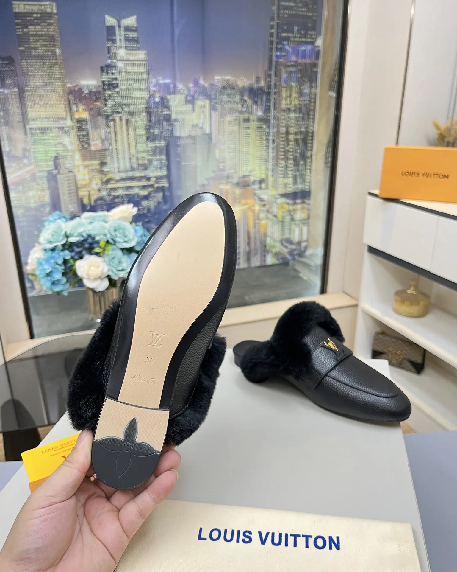 LV | 路易威登 🧡💚2024秋冬新款 顶级版本⚠️ 专柜主打最新款 平底乐福鞋 硬货上新🆕 ❥代购级别!高级感十足!国内外博主刷爆的一款,复古又时髦 上脚美炸了!官网主推款★ ━━━━━ ЅᏇєєt ━━━━━ ▪️鞋面:牛皮 ▪️内里:羊皮 ▪️大底:原版双色大底 ▪️鞋码: 35-41(41 42定制不退换) ▪️跑量价:230