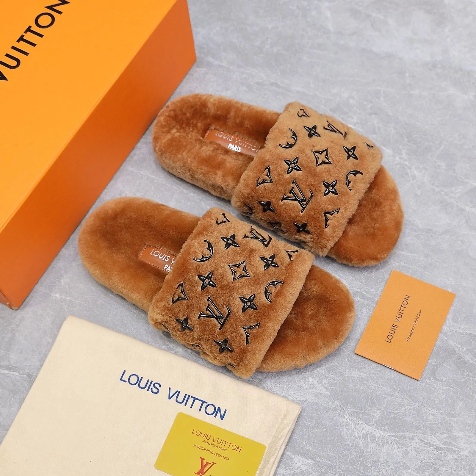 LV | 路易威登 25𝐬𝐬 🧡💚2025春夏新款 顶级版本⚠️ 专柜主打最新款 LV滴胶字母logo毛毛拖鞋 硬货上新 ❥BS代购级别!高级感十足!国内外博主刷爆的一款,复古又时髦 上脚美炸了!官网主推款★ ━━━━━ ЅᏇєєt ━━━━━ ▪️鞋面:原版特定羊毛 ▪️内里:进口山羊毛里 ▪️大底:原版开模防滑大底 ▪️跟高:平底 ▪️鞋码: 35-42(41 42 订做不退换) ▪️出厂价:220💰