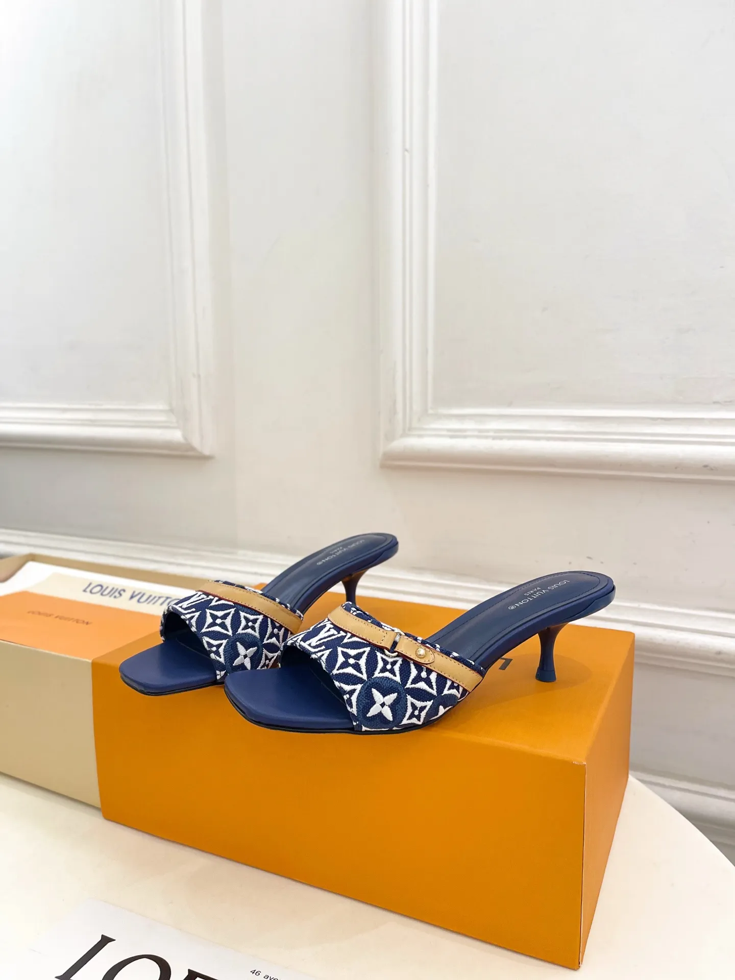 LV | 路易威登 26𝐬𝐬 🧡💚2026早春新品 顶级版本‼️原版一致 专柜主打最新款 NEO REVIVAL 弧形小猫跟刺绣拖鞋 硬货上新🆕 ❥BS代购级别!高级感十足!国内外博主刷爆的一款,复古又时髦 上脚美炸了!官网主推款★ ━━━━━ ЅᏇєєt ━━━━━ ▪️鞋面:原版高定制帆布刺绣 ▪️内里:进口羊皮里 ▪️大底:原版意大利真皮大底 ▪️跟高: 5cm ▪️鞋码: 35-39(34、40、41定制) ▪️出厂价:💰290