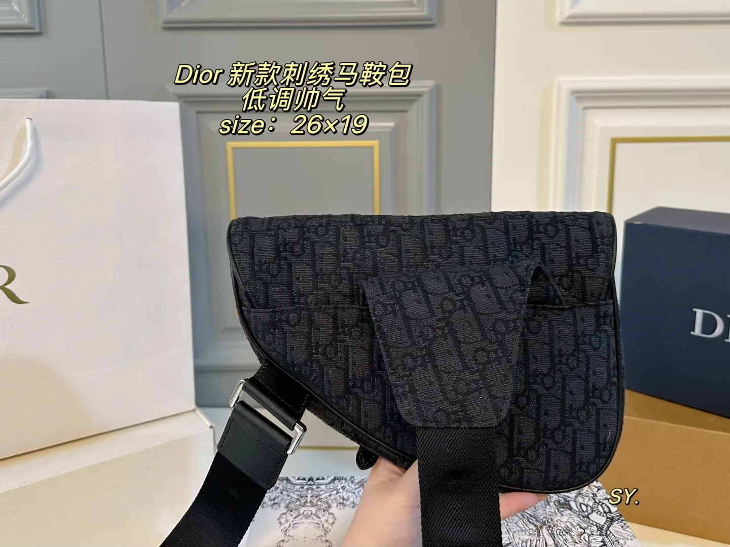 P165（折叠盒） size：26&times;19 Dior 迪奥新款刺绣马鞍包💕 将帅气和优雅两种不同风格碰撞一起. 融合了新一代女性的时髦与个性～ 百搭的程度可以让你惊艳且满意！ 低调帅气街头风更是这款的最大亮点✨