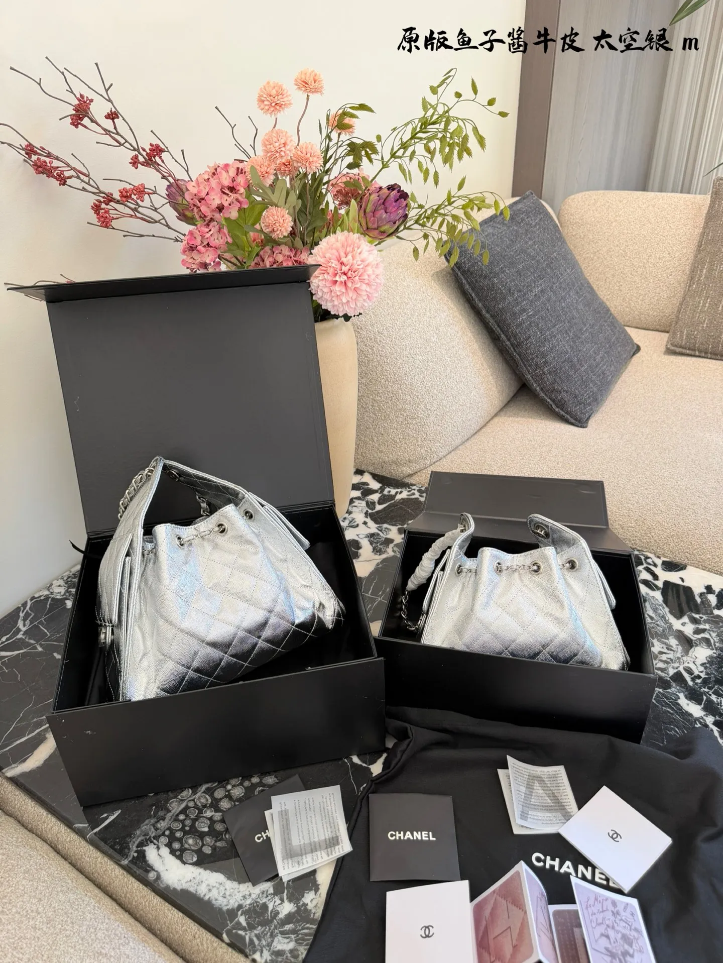 p250p280 牛皮 香奈儿26C银色25bag mini ✨香奈儿26C早春系列25bag mini,银色金属光泽+经典菱格纹,未来感满满!油蜡皮材质细腻耐磨,链条肩带+抽绳设计,手提斜挎都OK,日常出街超百搭👜。尺寸26×22cm,20×17cm 容量适中,秋冬大衣、春夏轻便穿搭都能轻松驾驭。银色在光线下细闪,时髦精必入,Jennie同款超火🔥,断货预警!