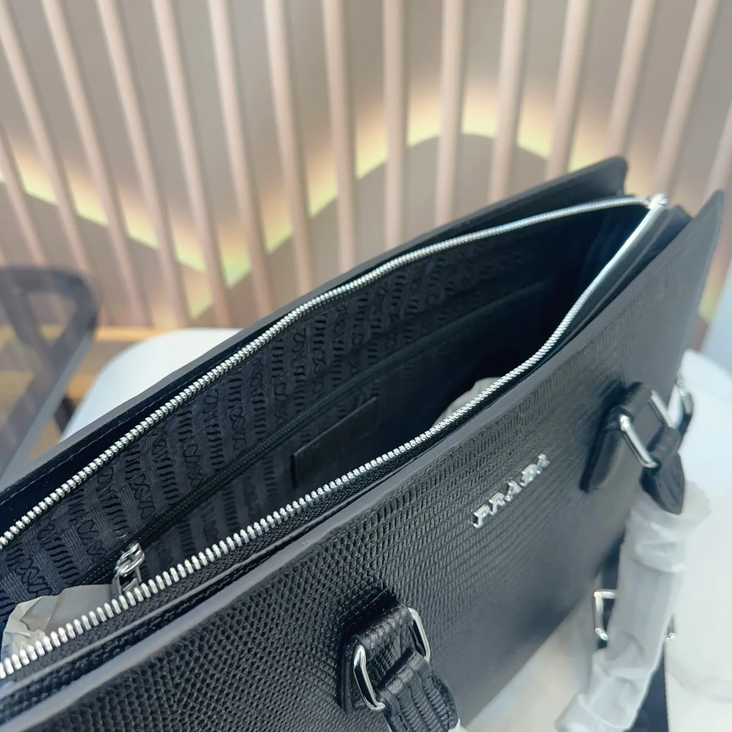 p310纯皮. Prada· 普拉达 公文包 最新男士手提单肩包🧸大容量超级实用 简约风、符合现代年轻人的审美、男士公文包、但是又偏休闲式的设计、实物特别高级 全部带有logo 尺寸:39*8*28cm gy