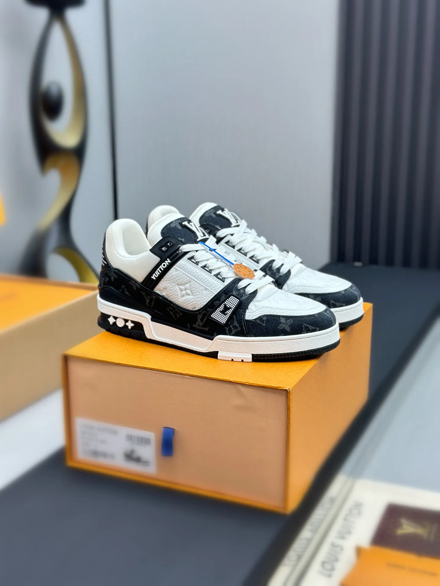 广版高版本P280 🔥🔥🔥芯片感应✅ 驴家LV Trainer 原版完美楦型 大厂出产 品控胜过市面百分之95 TPU大底材料。独家底磨 开发费2w+ 质感媲美原版 密集度超高 区别于同行色泽质感 意大利进口头层一刀切小牛皮 皮料厚实度韧性高于市面 原版垫脚聚米微料加透气英伦网布 都是按打造开发 不偷半点料 不掺半点假 细节原版一致✅可对比 全包套原版包装配件 目前市面一梯队级别 ⚠️市场太杂请注意混卖版本 可区别材料 版型 质感 包装配件 一切肉眼可见的细节。 女码:35-40,男码:38-45(38.45-47定做)