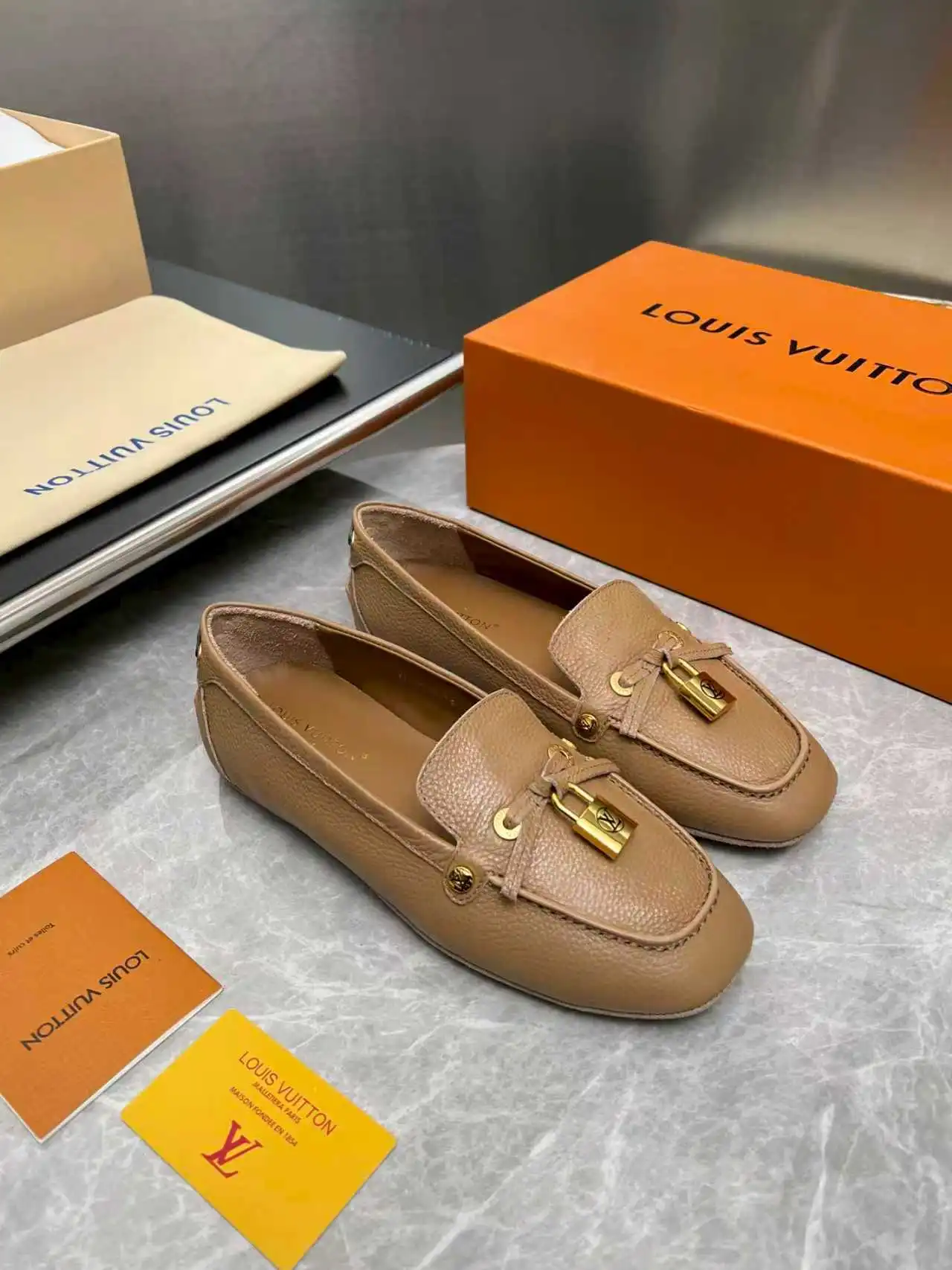 p270🇫🇷 𝙇𝙤𝙪𝙞𝙨 𝙑𝙪𝙞𝙩𝙩𝙤𝙣 🇫🇷路易威登𝓛𝓿 𝓣𝓻𝓪𝓲𝓷𝓮𝓻新款 【Arizona豆豆鞋系列】 其手工漆绘染边及手工缝制鞋面充分展现了路易威登的传统制鞋工艺。这款便鞋十分轻便，鞋舌与鞋帮一体式构造令其尤其舒适灵活，☑️☑️☑️同时柔软外底配有橡胶衬垫。饰有相搭配的饰带。 鞋面：头层牛皮，内里牛皮 Size：35-42