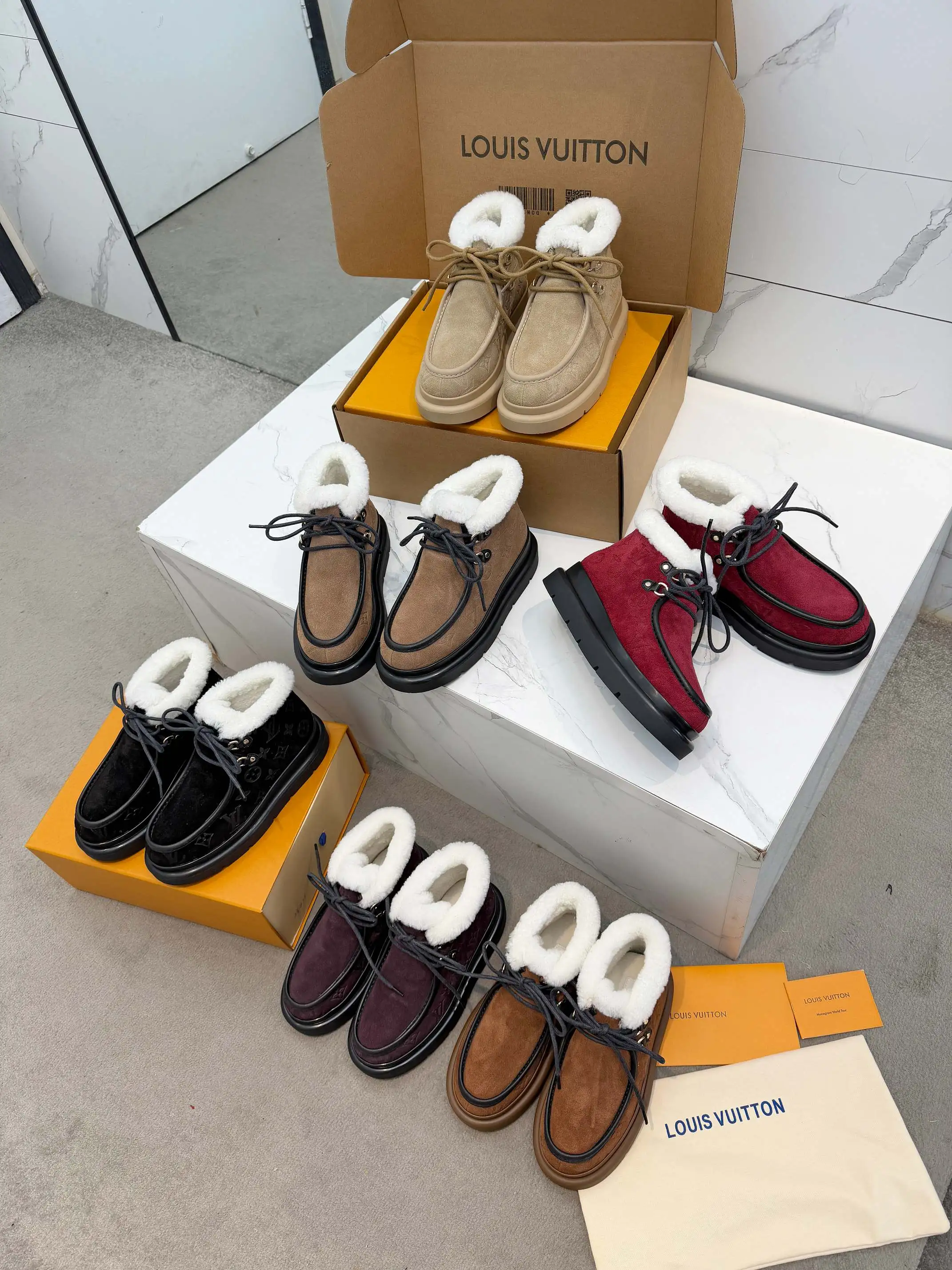 p270💰35-42(42订做不退换) Louis Vuitton秋冬最新毛靴 2025lv走秀款 鞋面:进口高丝光牛皮压花工艺 内里:毛 里超级暖和 原版开模发泡组合大底,全套精美包装