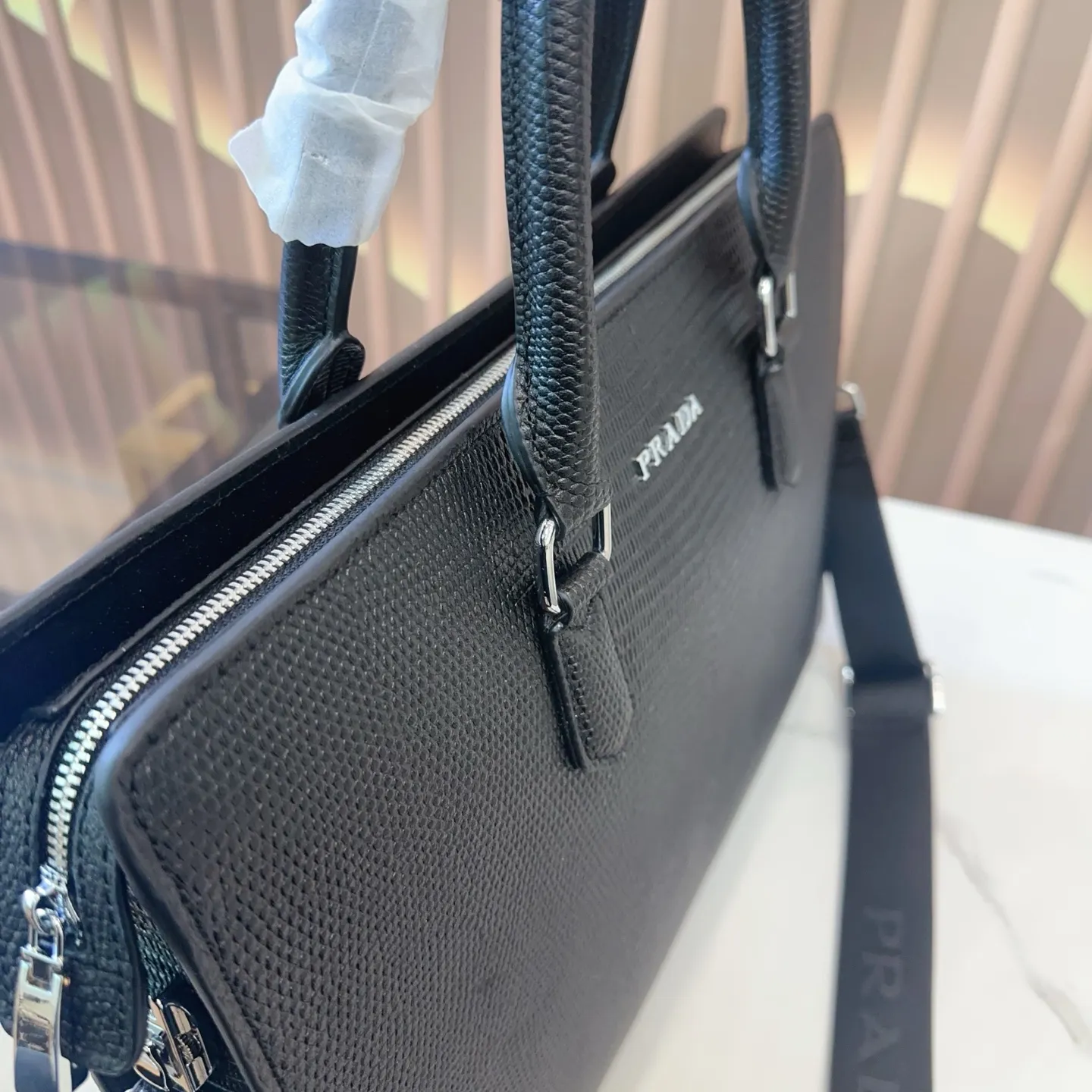 p310纯皮. Prada· 普拉达 公文包 最新男士手提单肩包🧸大容量超级实用 简约风、符合现代年轻人的审美、男士公文包、但是又偏休闲式的设计、实物特别高级 全部带有logo 尺寸:39*8*28cm gy