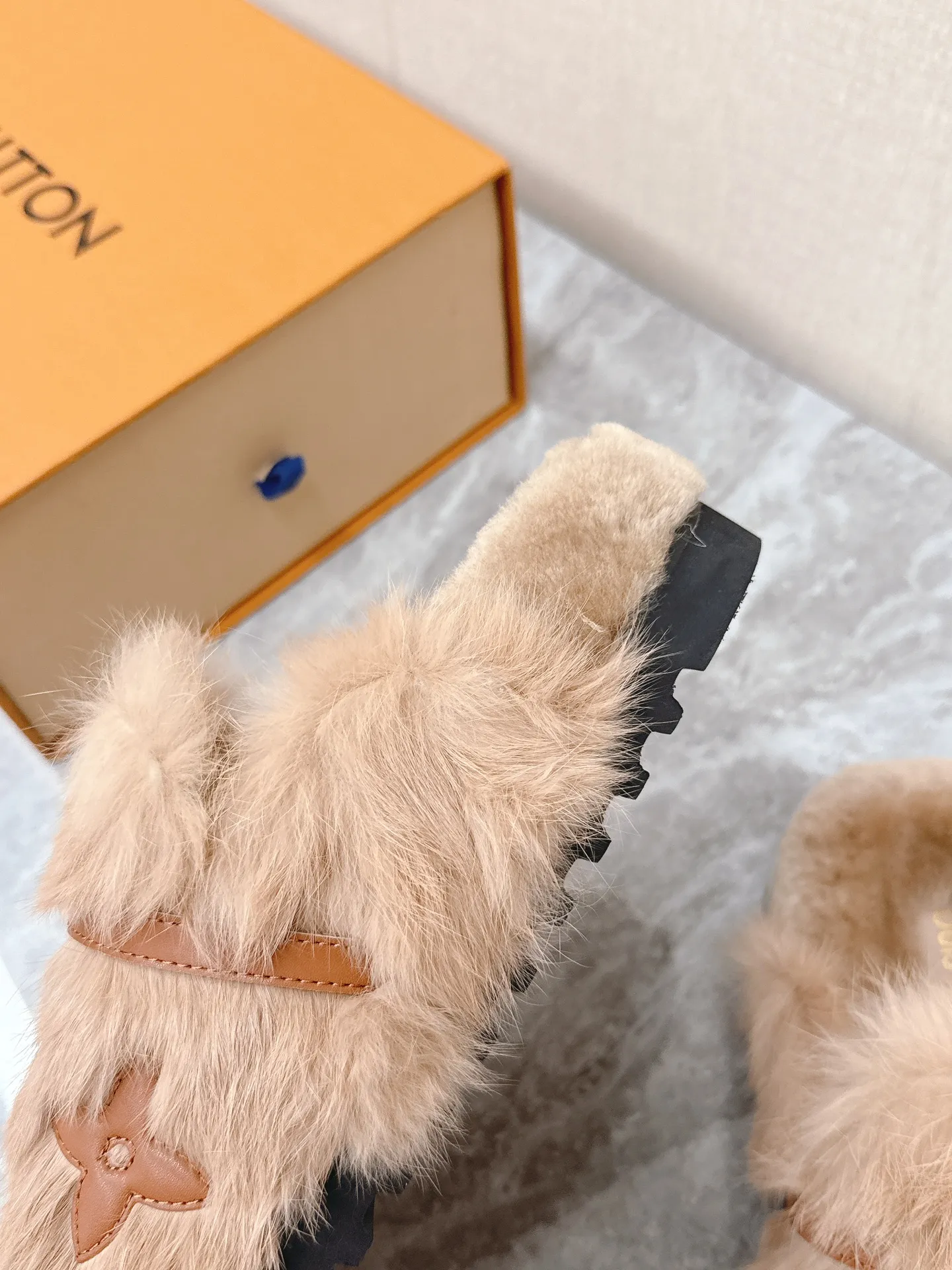 💰290 路易威登lv秋冬最新款毛毛拖鞋～ 这双毛拖也是好好看！皮质的就是非常高级呀！！!搭配秋冬的牛仔短裤 简直就是完美呀！穿上立马拥有理想的身高有没有！ 大爱款，有时尚元素，鞋面外表 贵气感十足 穿上它总能展现女性时尚韵味 时尚却不过分张扬，鞋面水貂毛 满满的高级感 鞋面：进口羊卷毛 大底：原版开模防滑大底 码数：35-40