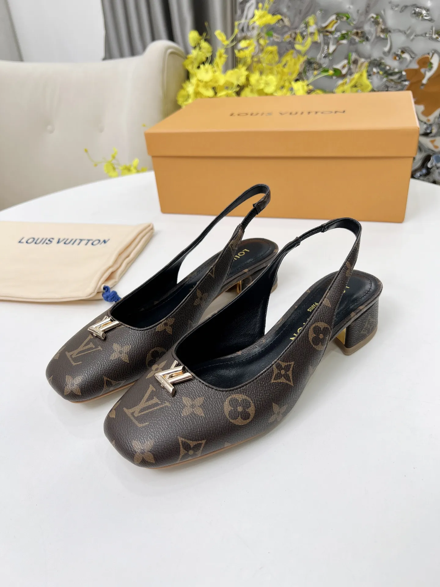 上新啦,2025LOUIS VUITTON 专柜经典款,经典永流传!做工用料都和原版同步, 内里/垫脚;羊皮 跟高:3.5cm 码数 35-41 橡胶底, 颜色:四色可入(黑牛漆皮,白色牛漆皮,黑色牛皮,LV老花皮) 带全套包装P190