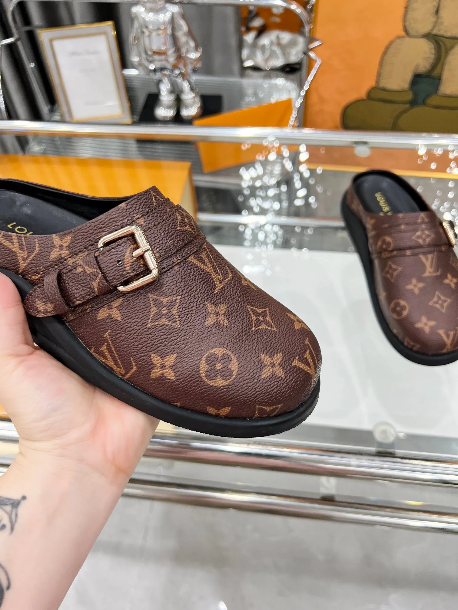 p220工厂现货 Louis Vuitton路易威登，勃肯拖鞋升级款 1:1高级定制，LV Easy 凉拖取材绒面牛皮革，以 Monogram 图案彰显潮流风范。LV 字母点亮可调节饰带，韧性鞋垫和微型外底实现轻盈舒适。 面料 : 定制绒面牛皮压印 Monogram 图案，内里 ：羊皮，原版楦鞋， 码数 : 35&mdash;41, 带图下单，欢迎传图砸单，