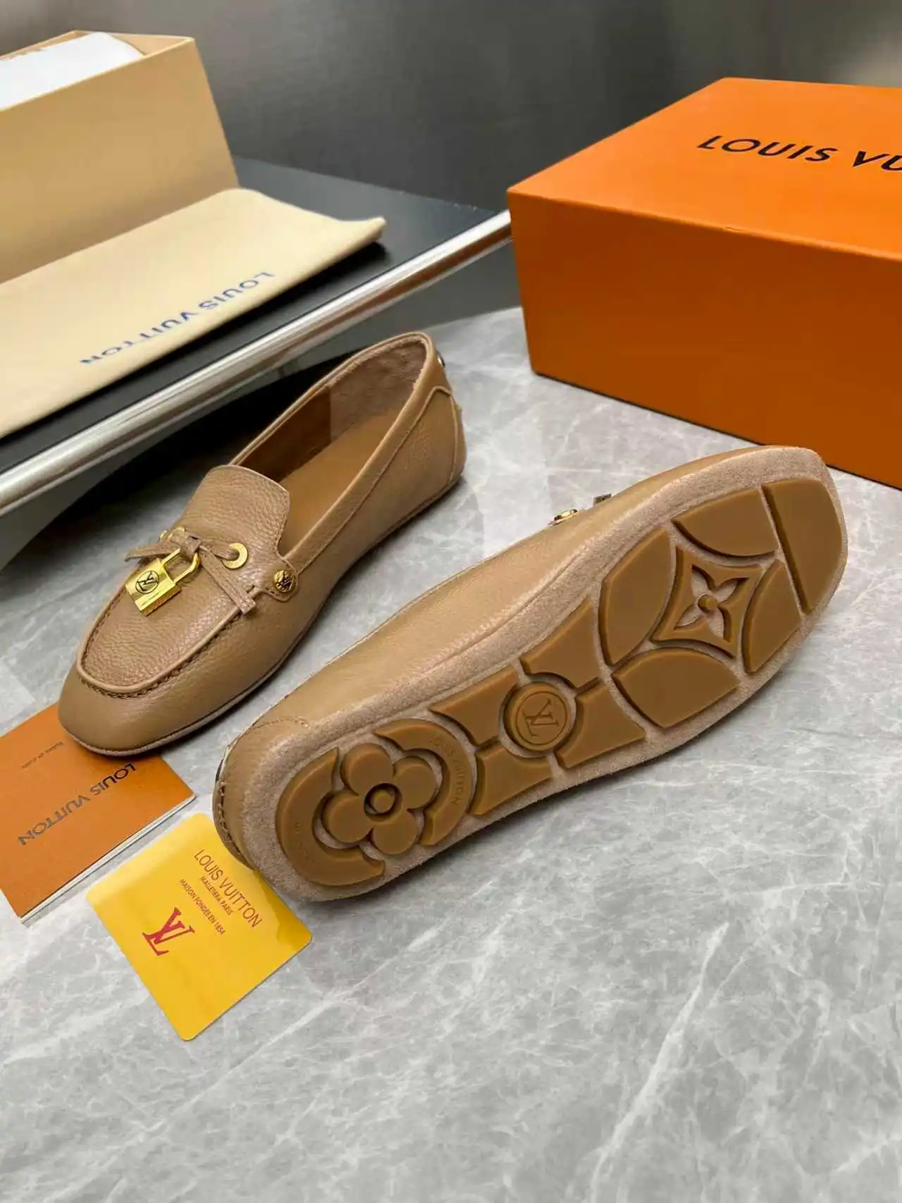 p270🇫🇷 𝙇𝙤𝙪𝙞𝙨 𝙑𝙪𝙞𝙩𝙩𝙤𝙣 🇫🇷路易威登𝓛𝓿 𝓣𝓻𝓪𝓲𝓷𝓮𝓻新款 【Arizona豆豆鞋系列】 其手工漆绘染边及手工缝制鞋面充分展现了路易威登的传统制鞋工艺。这款便鞋十分轻便,鞋舌与鞋帮一体式构造令其尤其舒适灵活,☑️☑️☑️同时柔软外底配有橡胶衬垫。饰有相搭配的饰带。 鞋面:头层牛皮,内里牛皮 Size:35-42